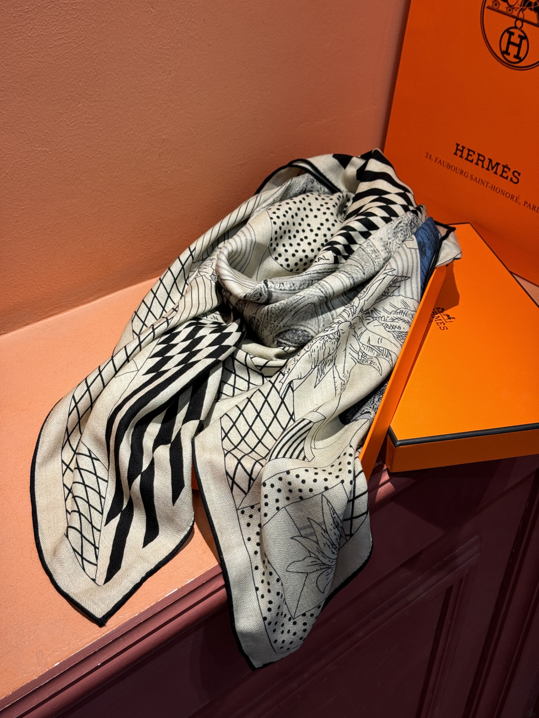 爱马仕新款双面同色 品名: 新型大剧院面料：丝绒尺寸：140*140 这款爱马仕点睛配饰可以多种方式佩戴