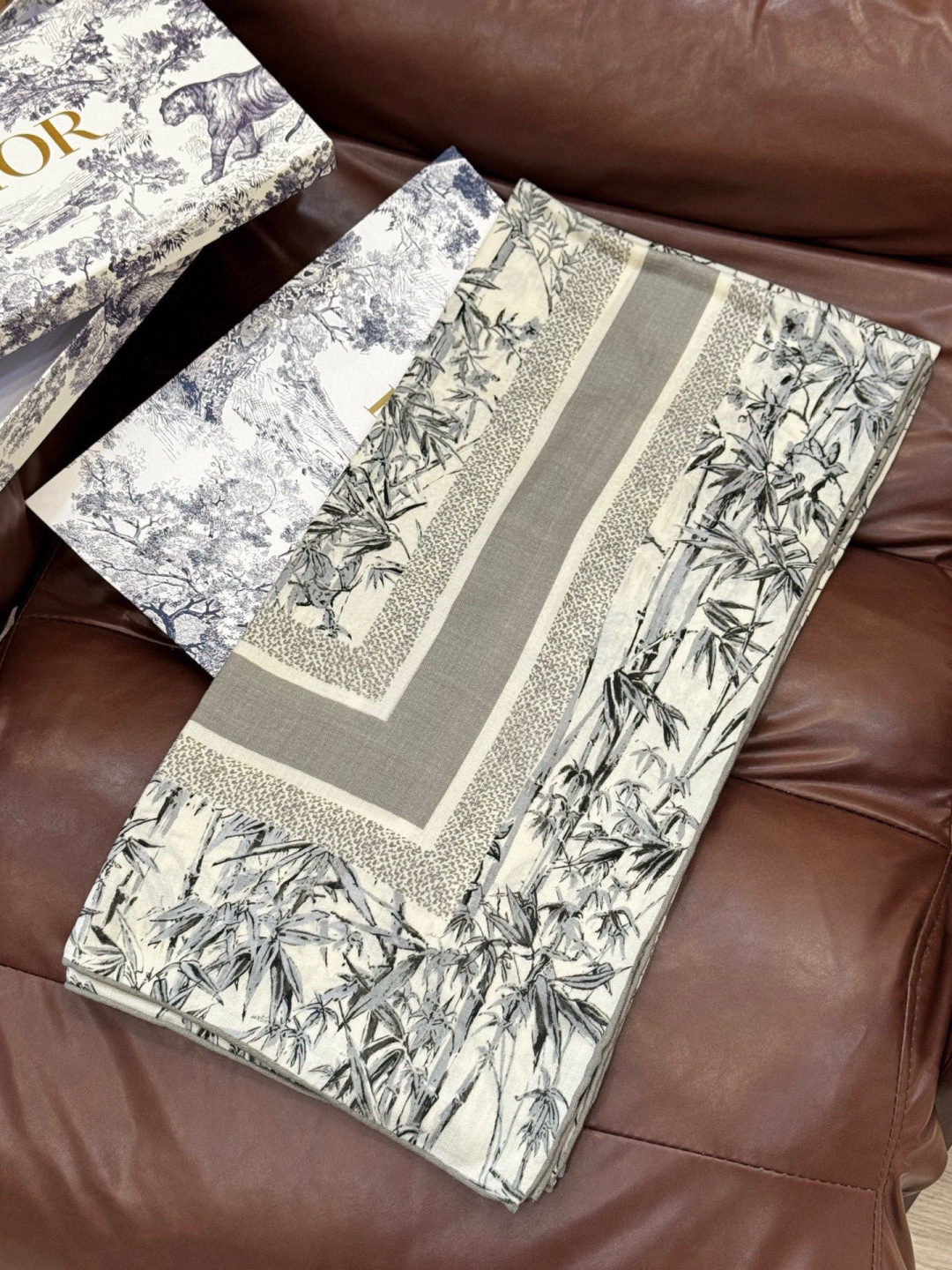 Dior 140丝绒双面同色印花披肩140 厘米丝绒面料多色 Millefiori 图案这款披肩饰以多色