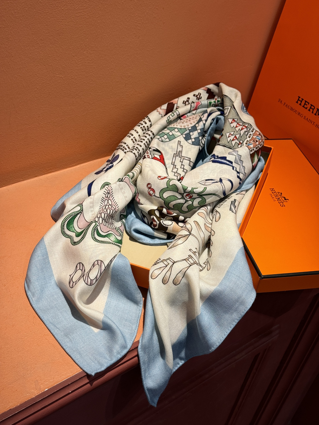 爱马仕～秋冬搭配利器❗️顶级双面同色 版真丝羊绒披肩！！1条等于2条】点睛精彩，图案和配色都超级喜欢，又