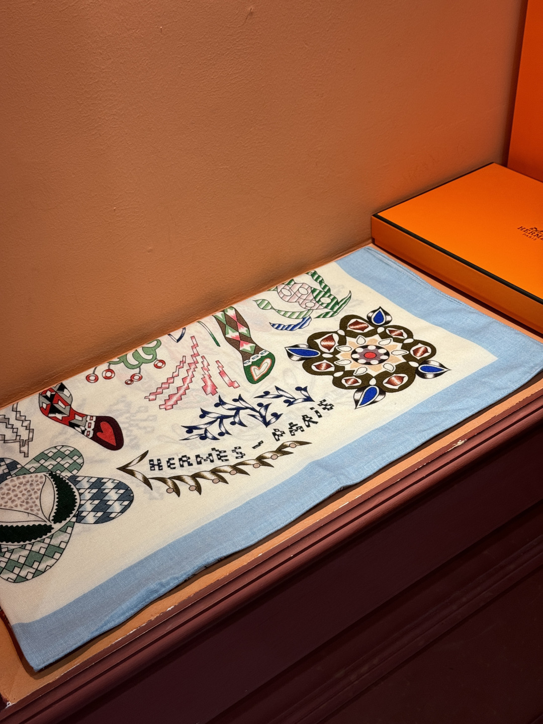 爱马仕～秋冬搭配利器❗️顶级双面同色 版真丝羊绒披肩！！1条等于2条】点睛精彩，图案和配色都超级喜欢，又