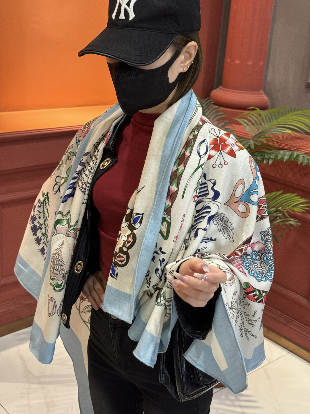 爱马仕～秋冬搭配利器❗️顶级双面同色 版真丝羊绒披肩！！1条等于2条】点睛精彩，图案和配色都超级喜欢，又