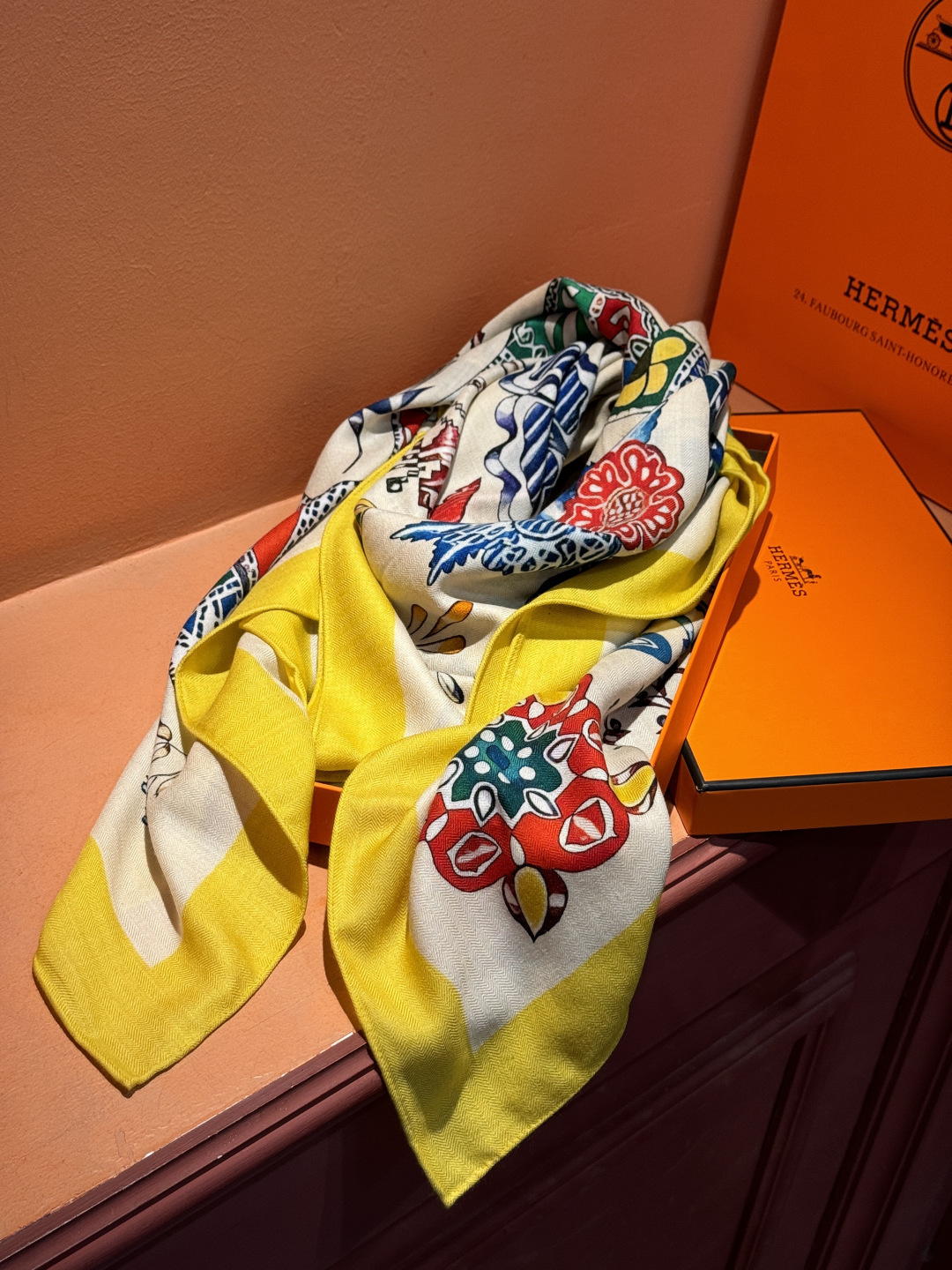 爱马仕～秋冬搭配利器❗️顶级双面同色 版真丝羊绒披肩！！1条等于2条】点睛精彩，图案和配色都超级喜欢，又