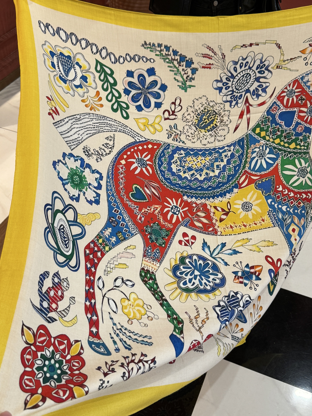 爱马仕～秋冬搭配利器❗️顶级双面同色 版真丝羊绒披肩！！1条等于2条】点睛精彩，图案和配色都超级喜欢，又