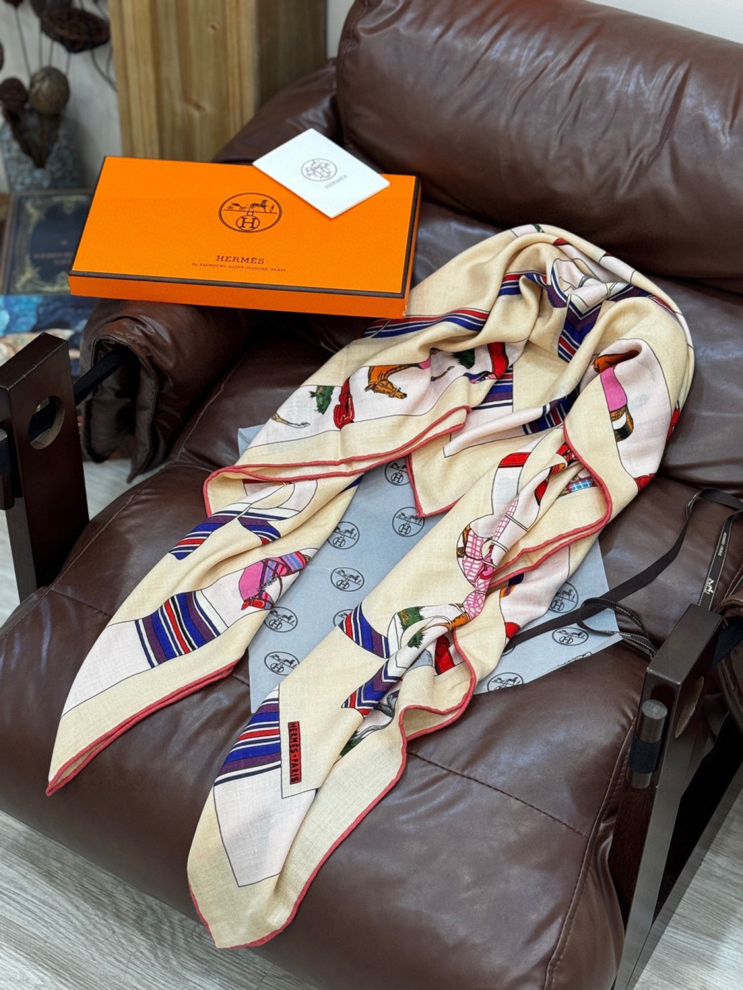 “金质马刺与骏马的披挂叠印版”披肩【140顶级丝绒双面同色】手工卷边30%桑蚕丝70%羊绒这款迷人的14