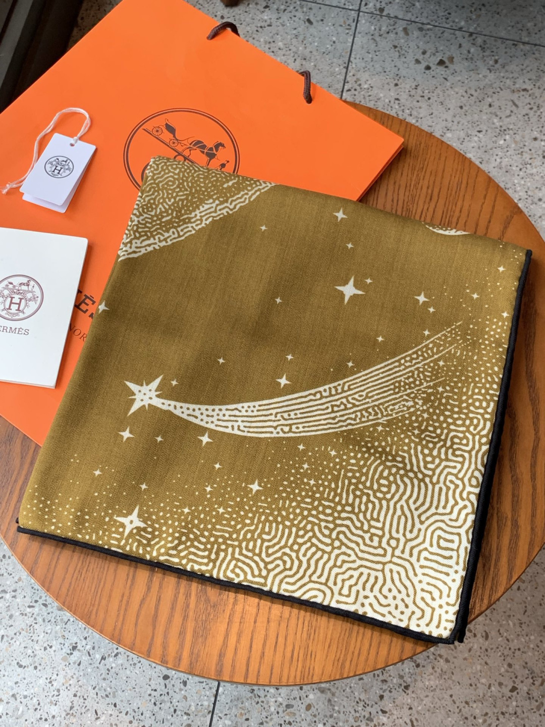 HERMES爱马仕新款|月光飞马Clair de Lune羊绒和真丝披肩，手工卷边(70%羊绒，30%真