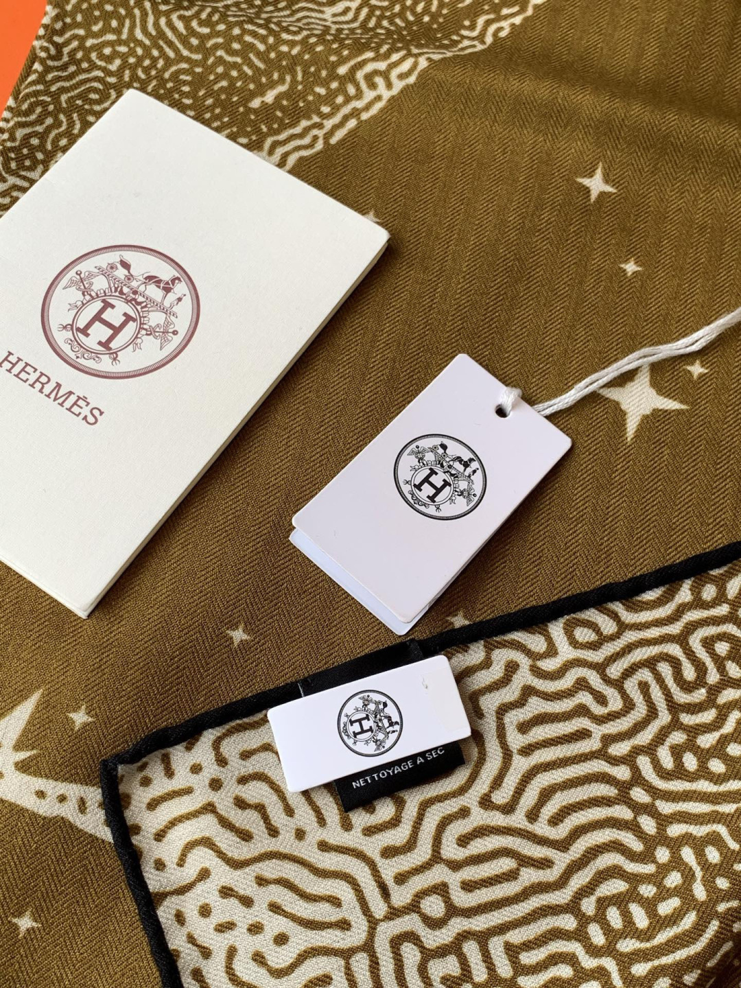 HERMES爱马仕新款|月光飞马Clair de Lune羊绒和真丝披肩，手工卷边(70%羊绒，30%真