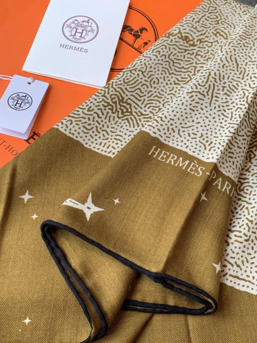 HERMES爱马仕新款|月光飞马Clair de Lune羊绒和真丝披肩，手工卷边(70%羊绒，30%真