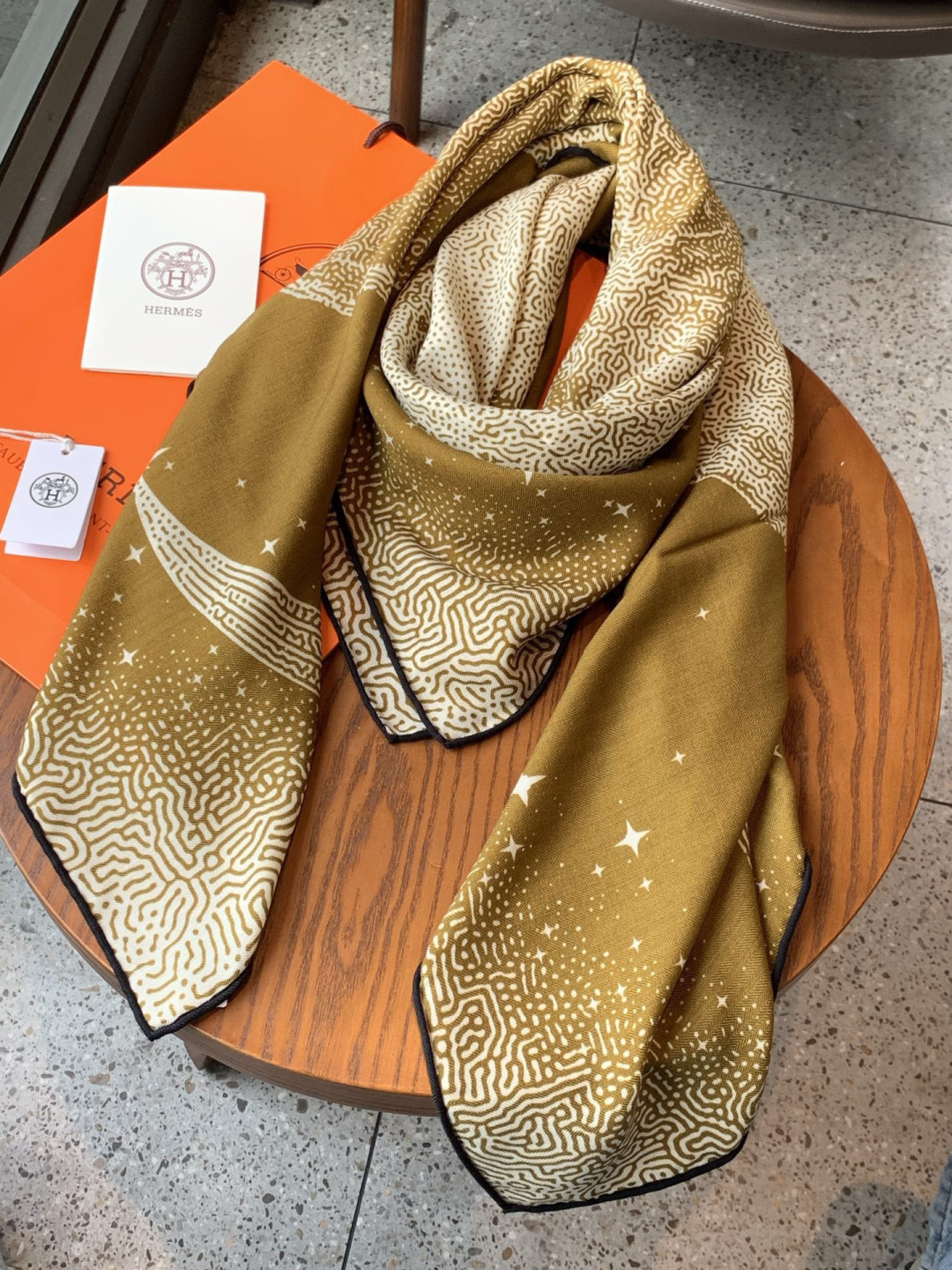 HERMES爱马仕新款|月光飞马Clair de Lune羊绒和真丝披肩，手工卷边(70%羊绒，30%真