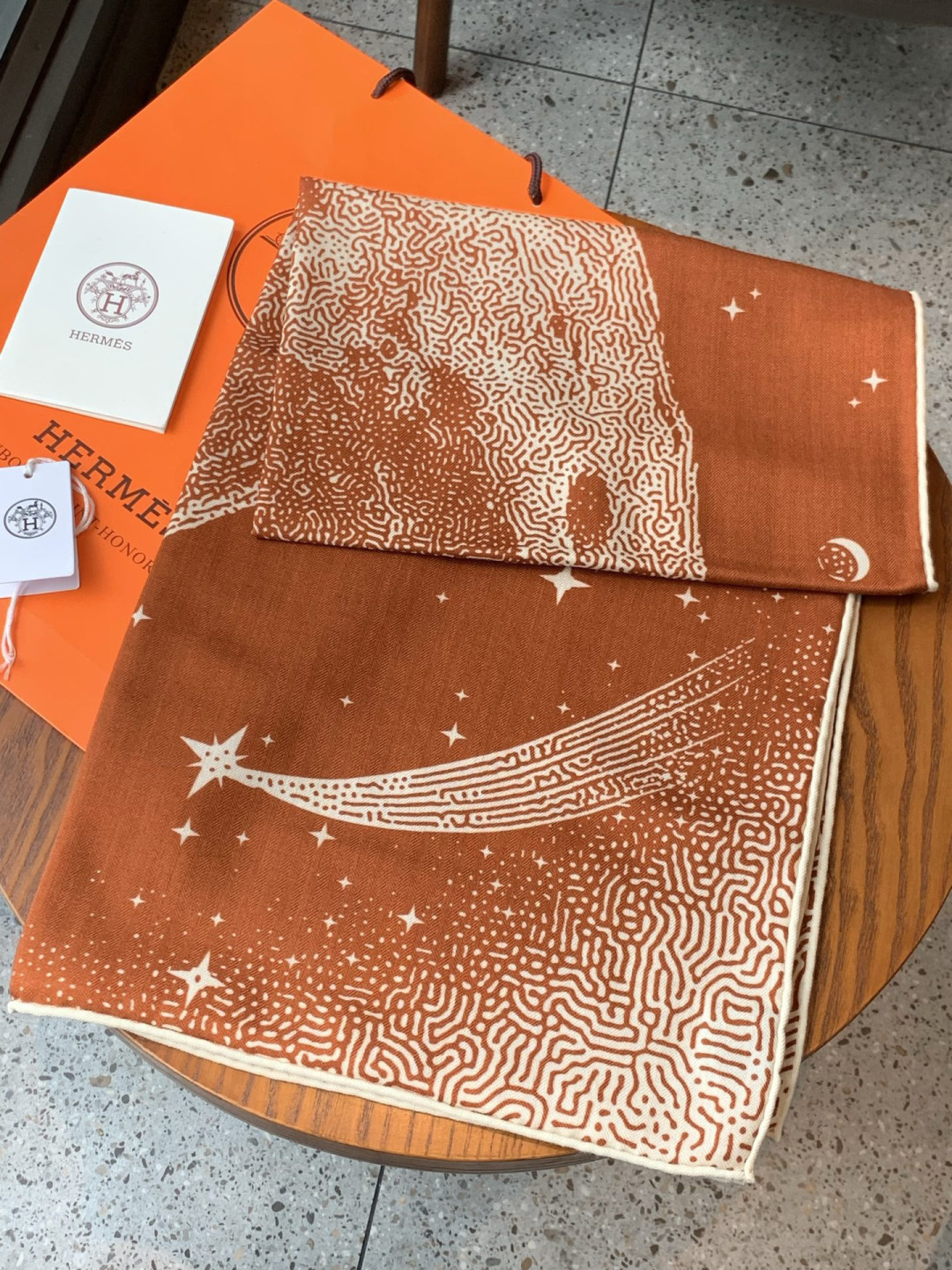 HERMES爱马仕新款|月光飞马Clair de Lune羊绒和真丝披肩，手工卷边(70%羊绒，30%真