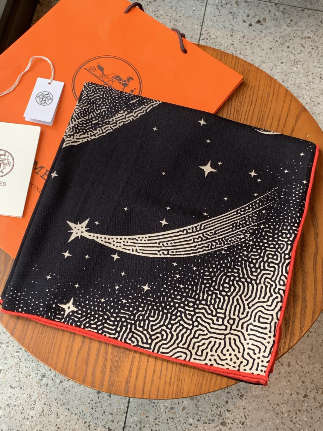 HERMES爱马仕新款|月光飞马Clair de Lune羊绒和真丝披肩，手工卷边(70%羊绒，30%真