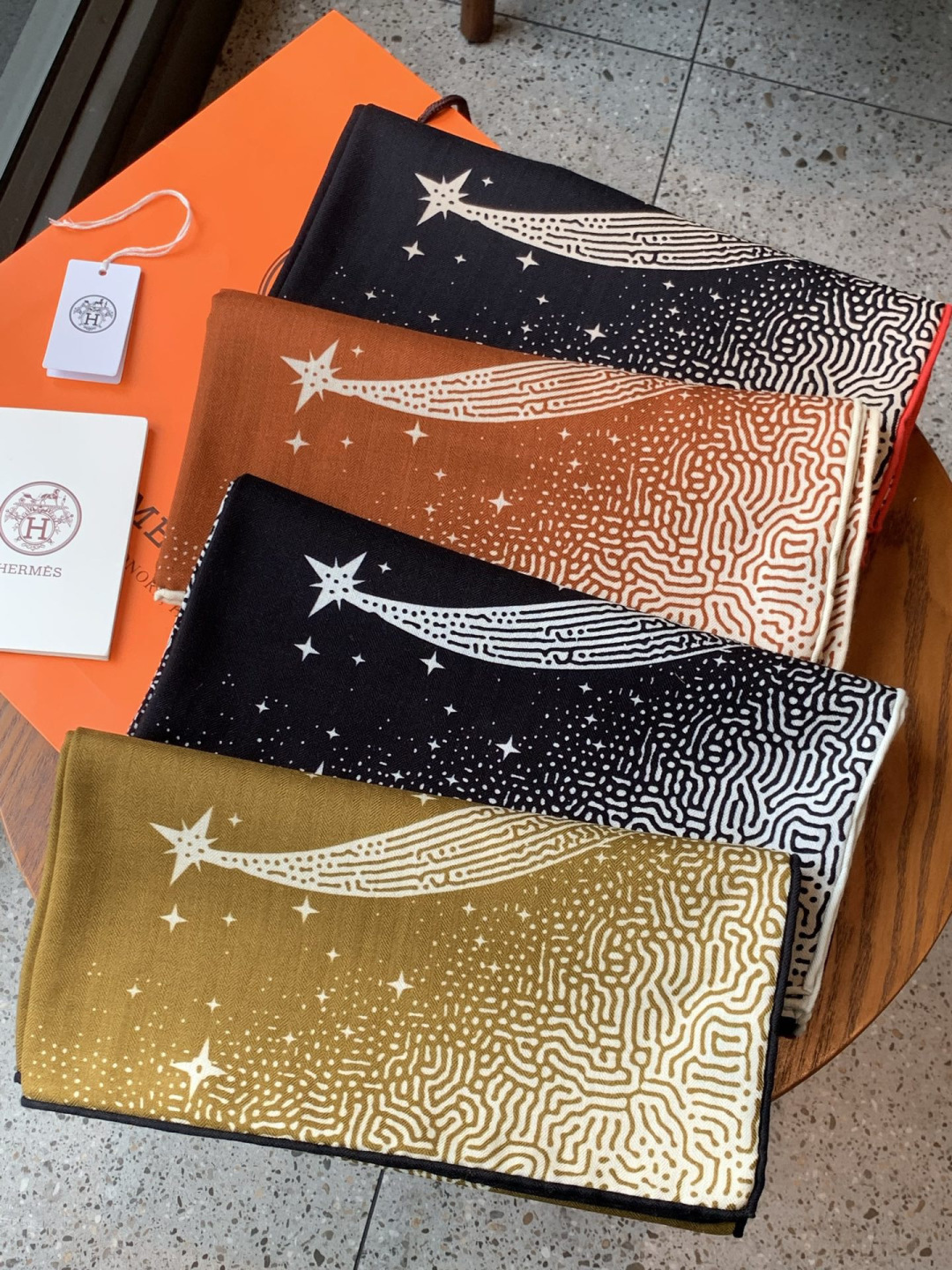 HERMES爱马仕新款|月光飞马Clair de Lune羊绒和真丝披肩，手工卷边(70%羊绒，30%真