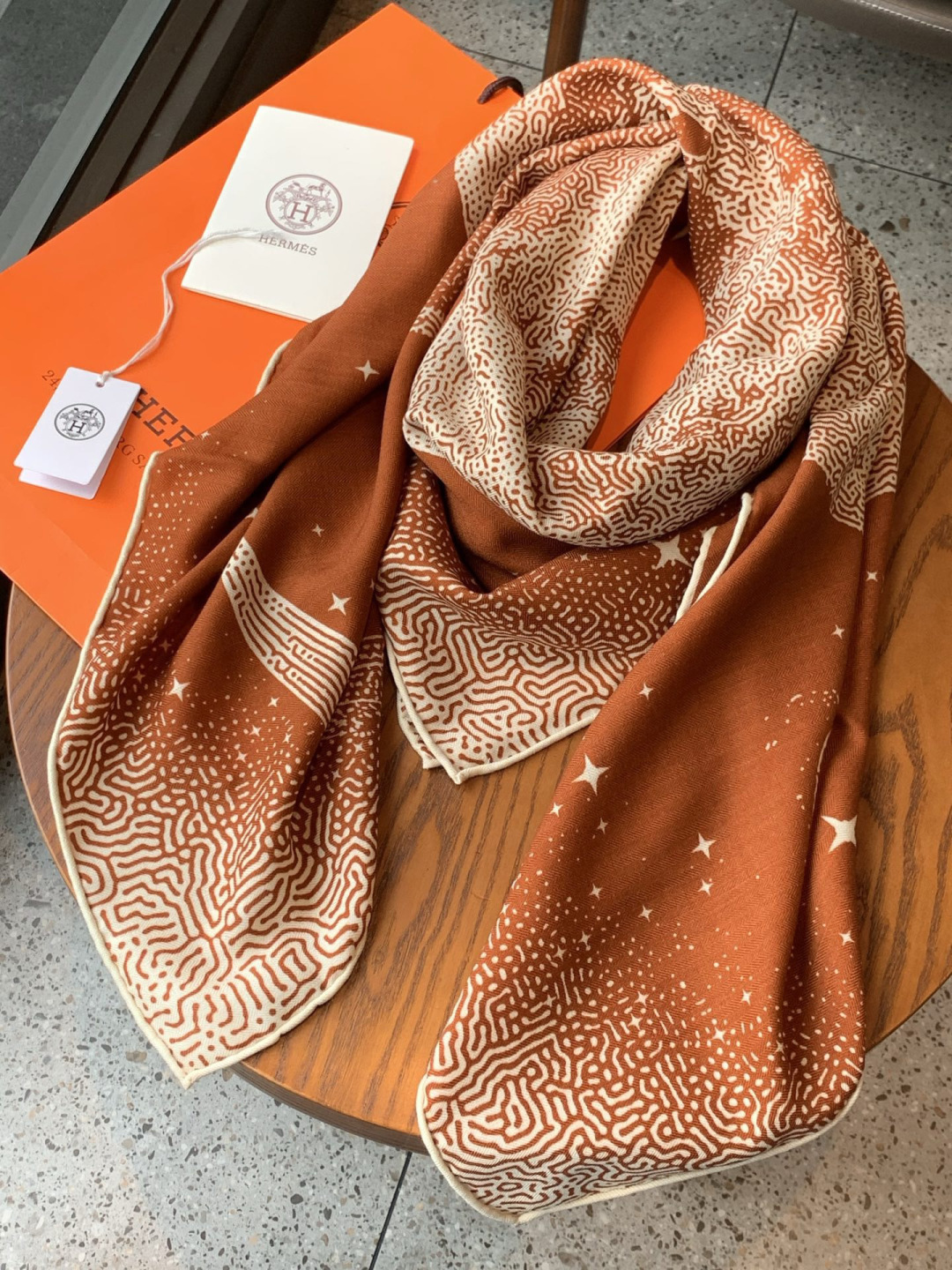 HERMES爱马仕新款|月光飞马Clair de Lune羊绒和真丝披肩，手工卷边(70%羊绒，30%真