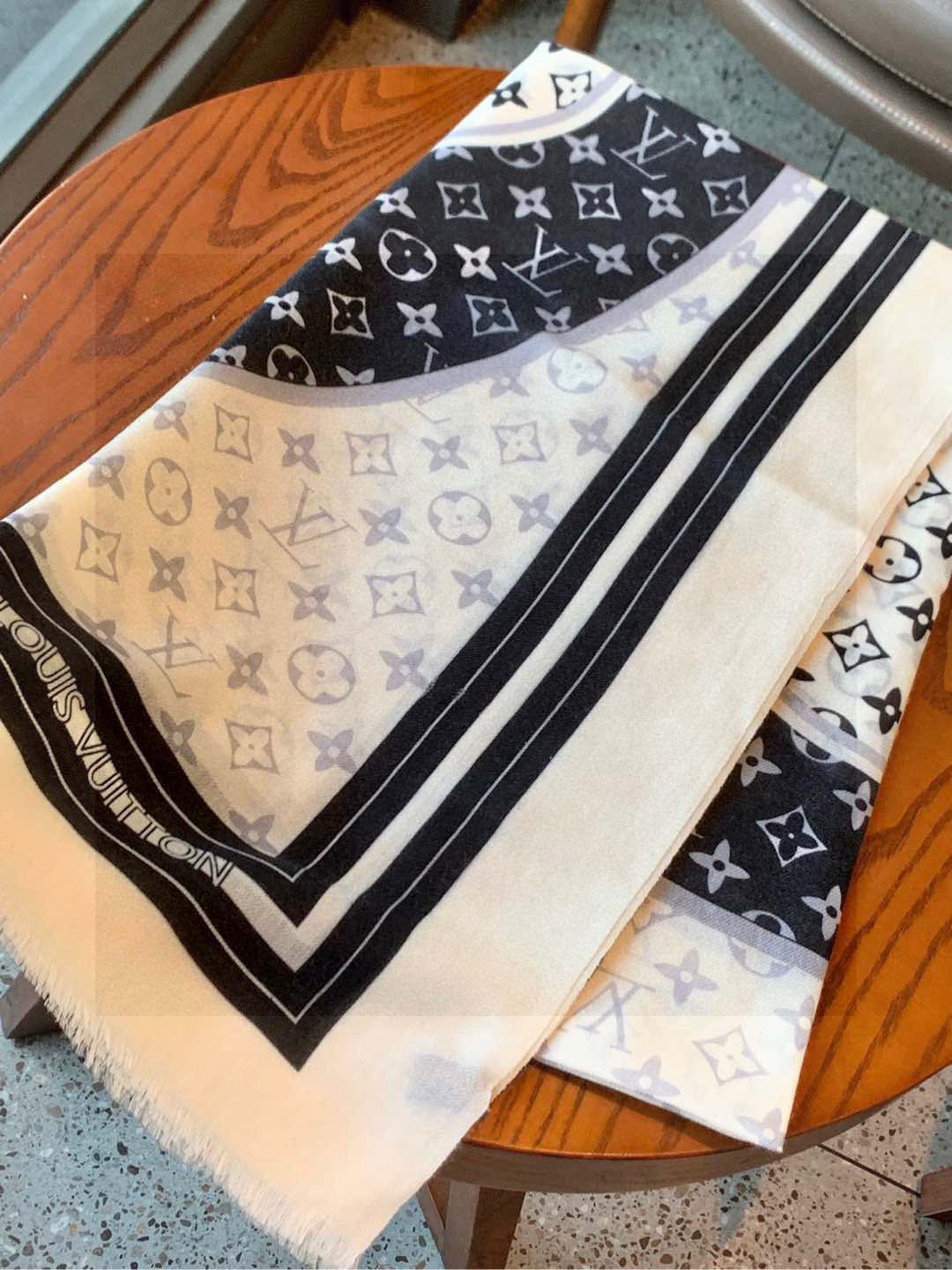 又时髦又百搭！LV新款老花长巾】提升气质和品味的好单品！！四季必备！！真的无敌实用！！Lv难得的羊绒长巾