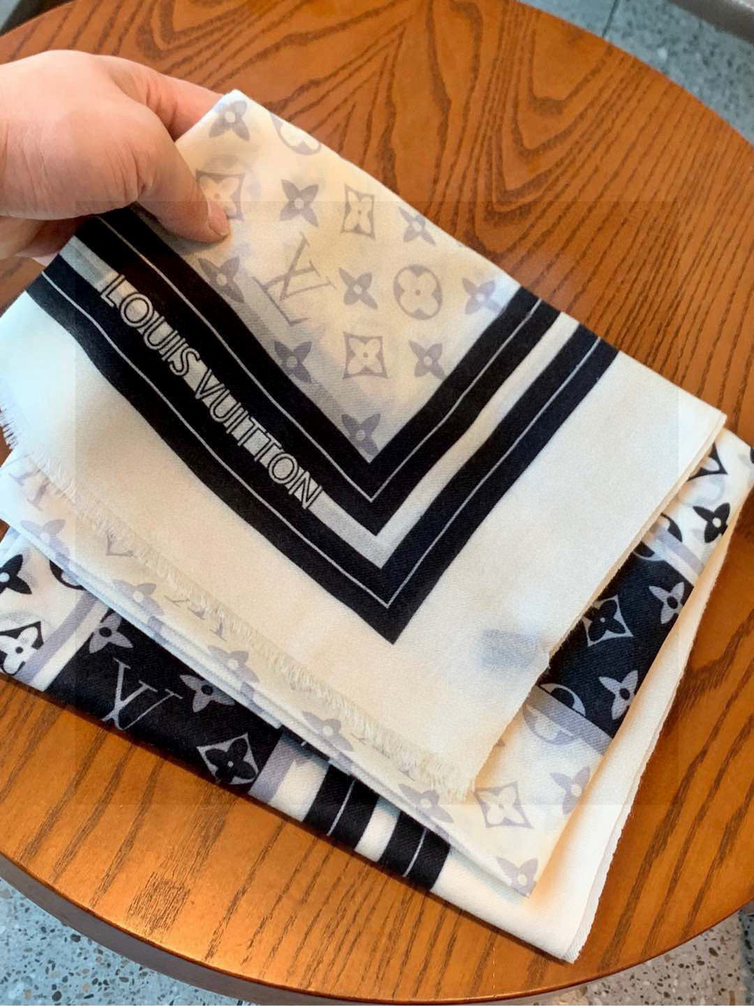 又时髦又百搭！LV新款老花长巾】提升气质和品味的好单品！！四季必备！！真的无敌实用！！Lv难得的羊绒长巾