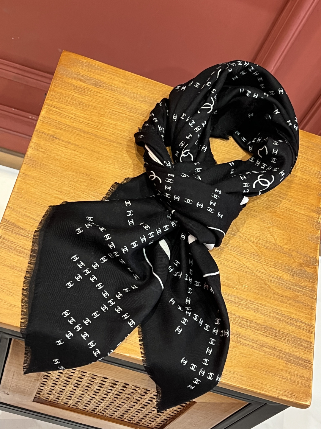 新款💖💖💃🏻💃🏻小香【双C标志网格方巾140】须边羊绒方巾‼️抢‼️VIP推荐 ‼️👍下手一定要快【高端