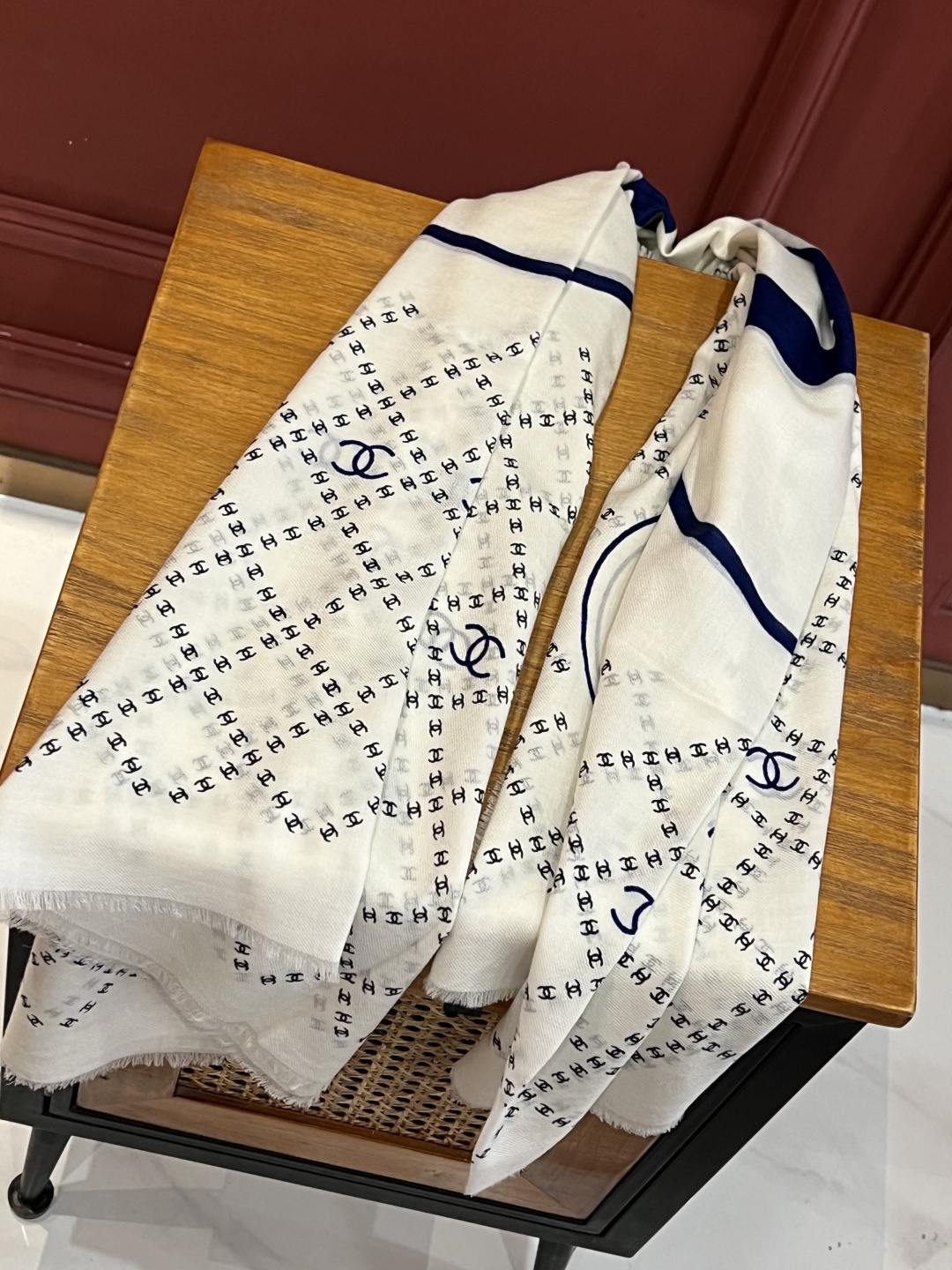 新款💖💖💃🏻💃🏻小香【双C标志网格方巾140】须边羊绒方巾‼️抢‼️VIP推荐 ‼️👍下手一定要快【高端