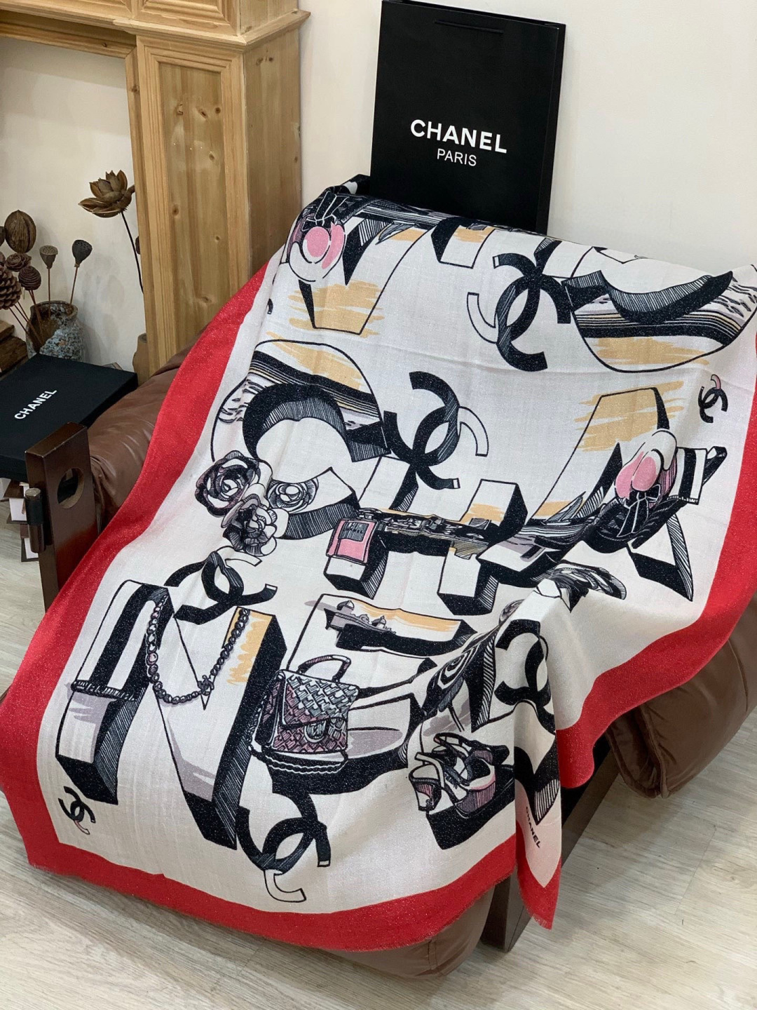 会发光发亮的围巾💟香奶奶专柜上新客供羊绒长巾👑👑 卖的超爆的，亮晶晶✨的银丝上身才会知道她的美，洋气、大