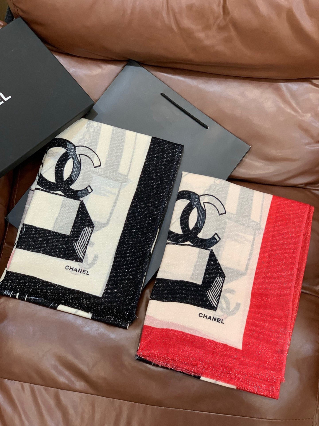 会发光发亮的围巾💟香奶奶专柜上新客供羊绒长巾👑👑 卖的超爆的，亮晶晶✨的银丝上身才会知道她的美，洋气、大