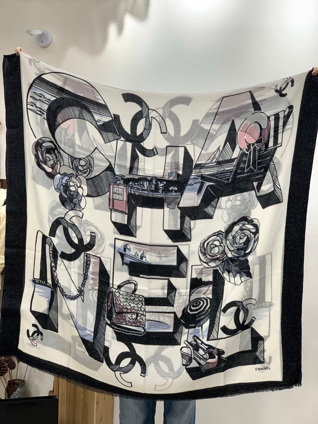 会发光发亮的围巾💟香奶奶专柜上新客供羊绒长巾👑👑 卖的超爆的，亮晶晶✨的银丝上身才会知道她的美，洋气、大