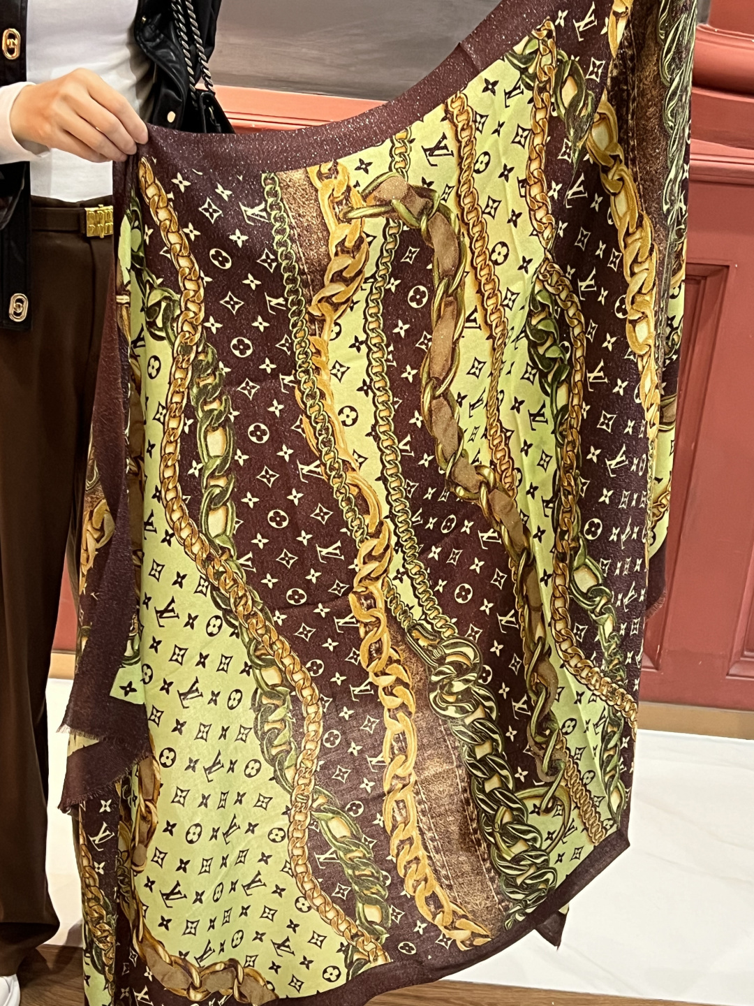 会发光发亮的围巾真心赞‼️驴家【L链条花纹银丝长巾】银丝印花羊绒长巾，新款方巾来撷Nouficel 胶囊