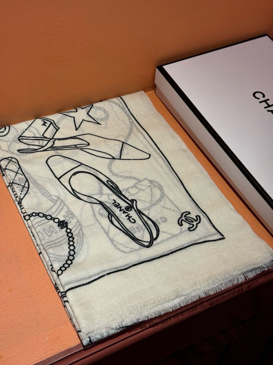 新款💖💖💃🏻💃🏻小香【会发光发亮的小香鞋包羊绒长巾】‼️抢‼️VIP推荐 ‼️👍下手一定要快【高端 大爱