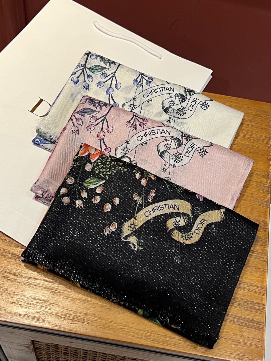 会发光发亮的围巾💃🏻💃🏻D家【D花香明媚】‼️抢‼️VIP推荐 ‼️👍下手一定要快【高端 大爱 ‼️纯羊