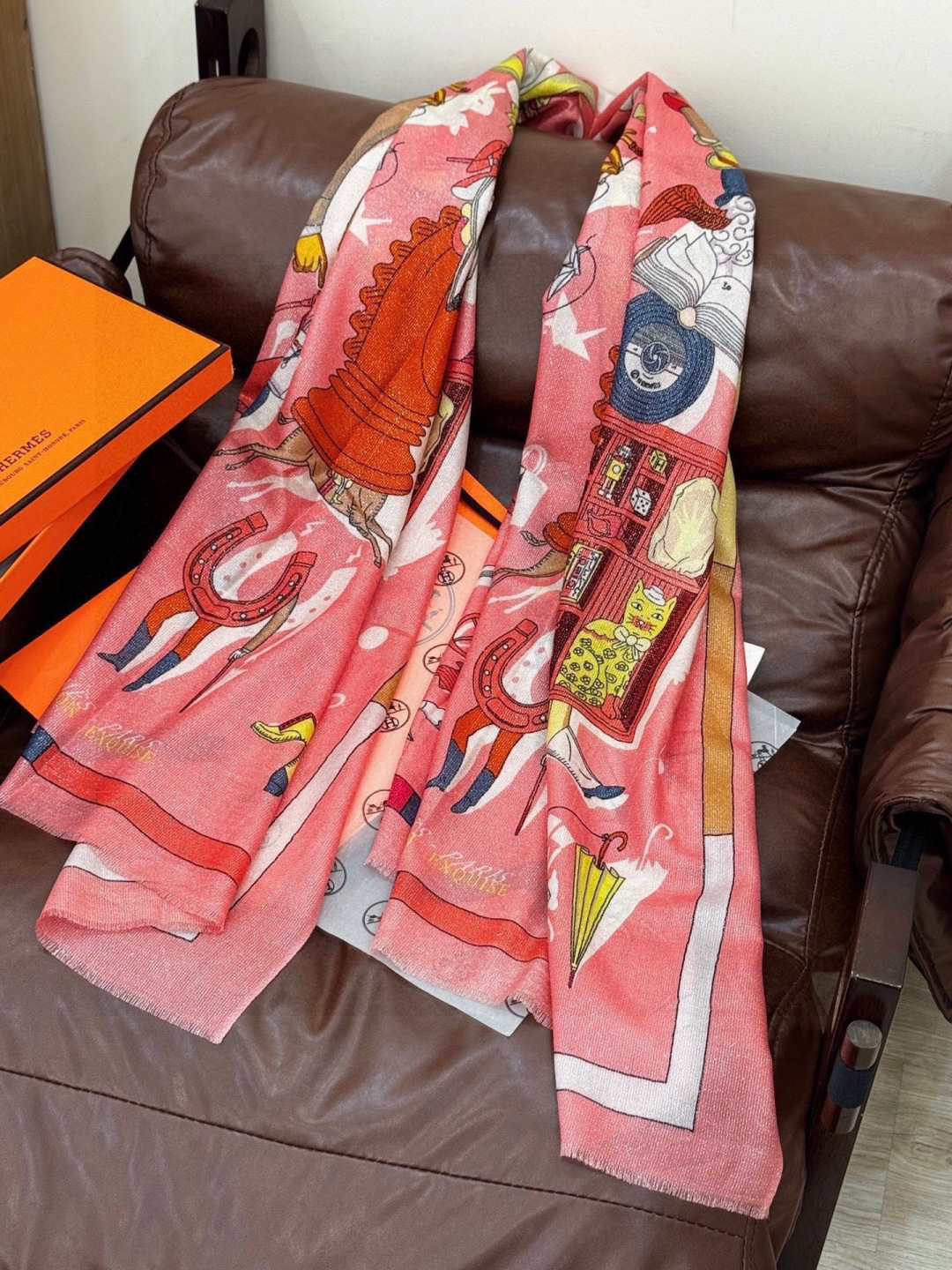 “精巧错觉”~Hermes （会发光发亮的围巾）轻盈、大胆和无穷无尽的俏皮感在方巾中交织碰撞，让自己沉浸