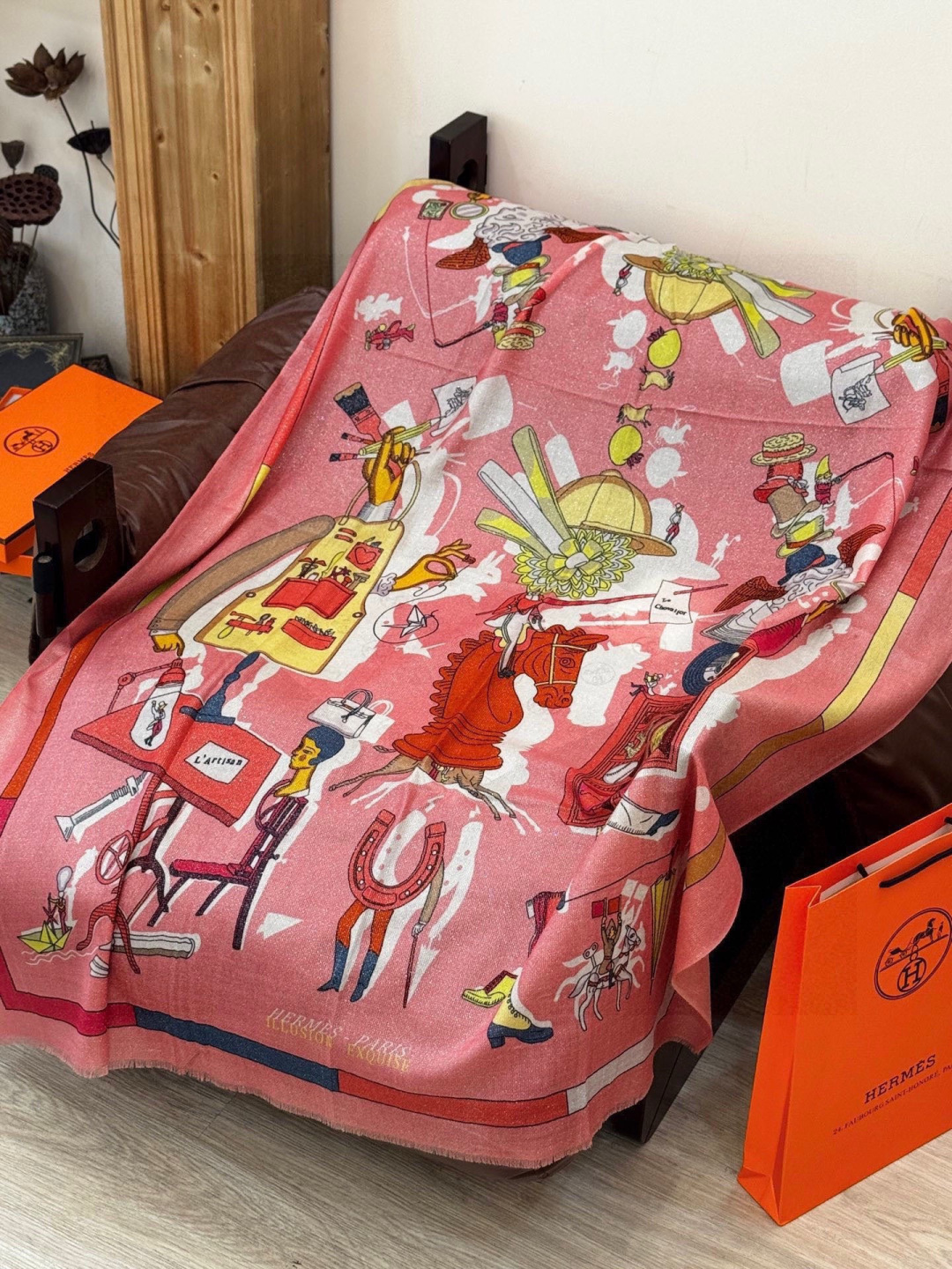 “精巧错觉”~Hermes （会发光发亮的围巾）轻盈、大胆和无穷无尽的俏皮感在方巾中交织碰撞，让自己沉浸