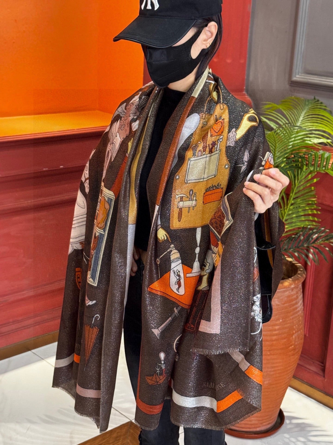 “精巧错觉”~Hermes （会发光发亮的围巾）轻盈、大胆和无穷无尽的俏皮感在方巾中交织碰撞，让自己沉浸