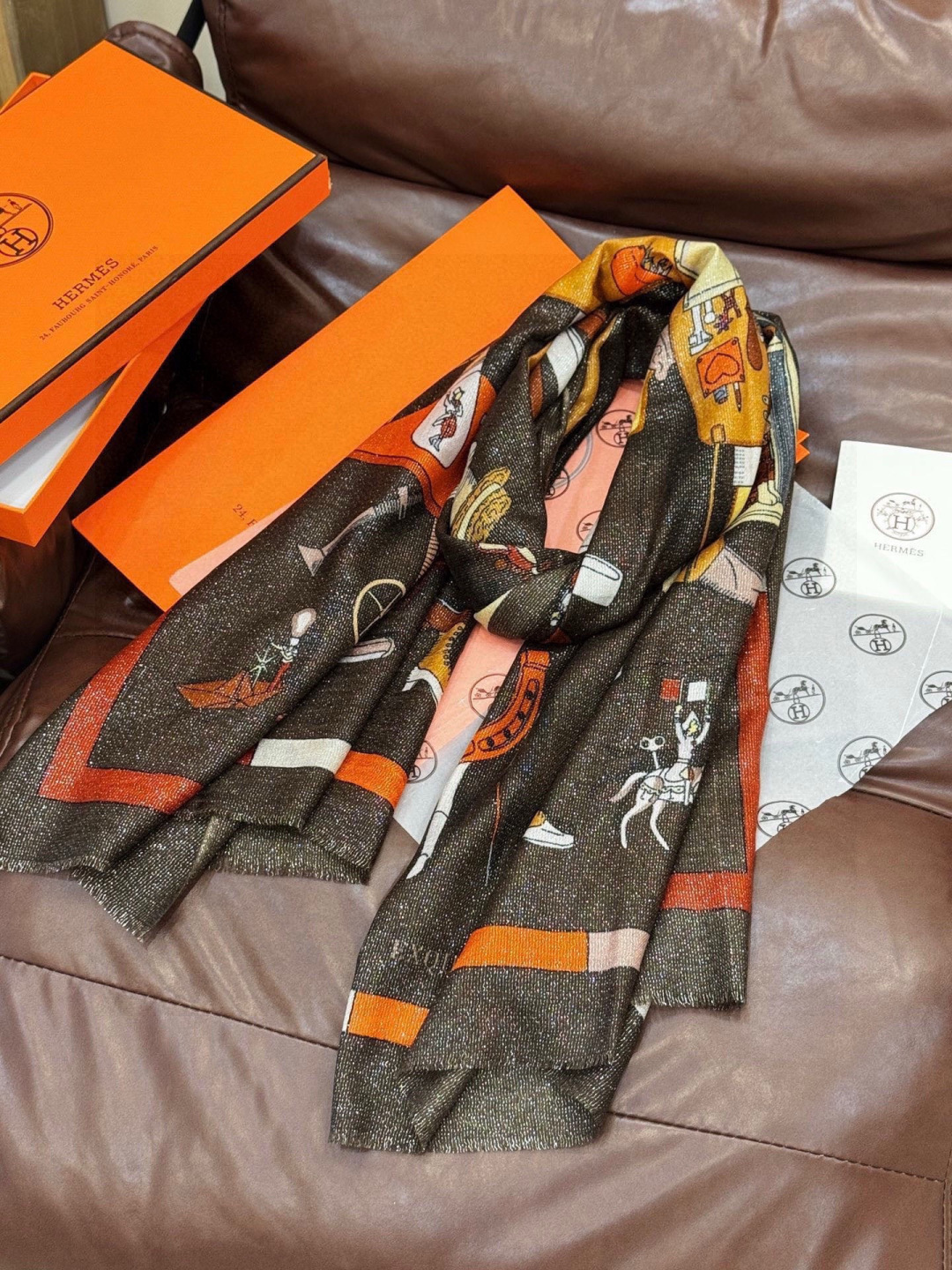 “精巧错觉”~Hermes （会发光发亮的围巾）轻盈、大胆和无穷无尽的俏皮感在方巾中交织碰撞，让自己沉浸