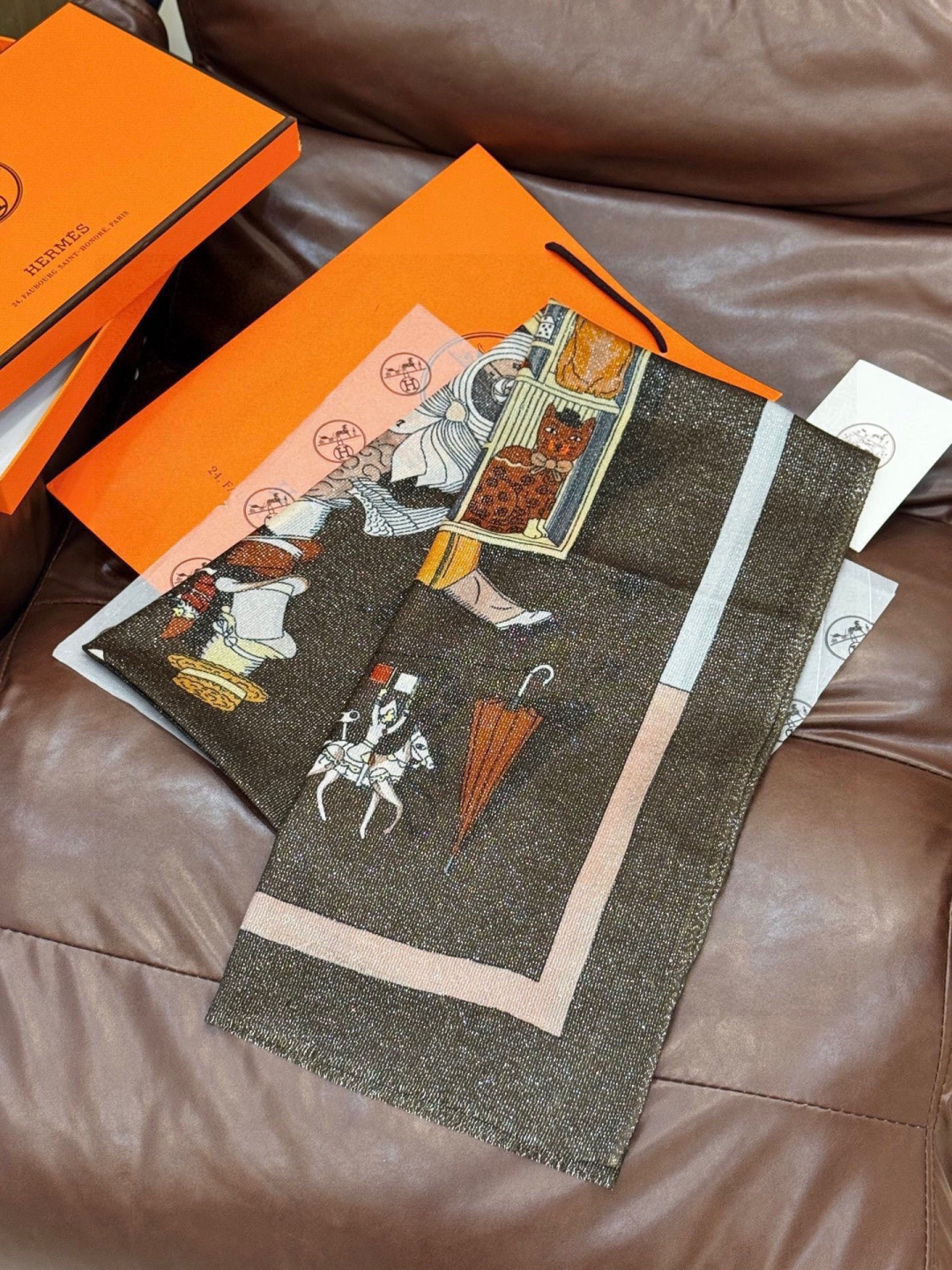 “精巧错觉”~Hermes （会发光发亮的围巾）轻盈、大胆和无穷无尽的俏皮感在方巾中交织碰撞，让自己沉浸