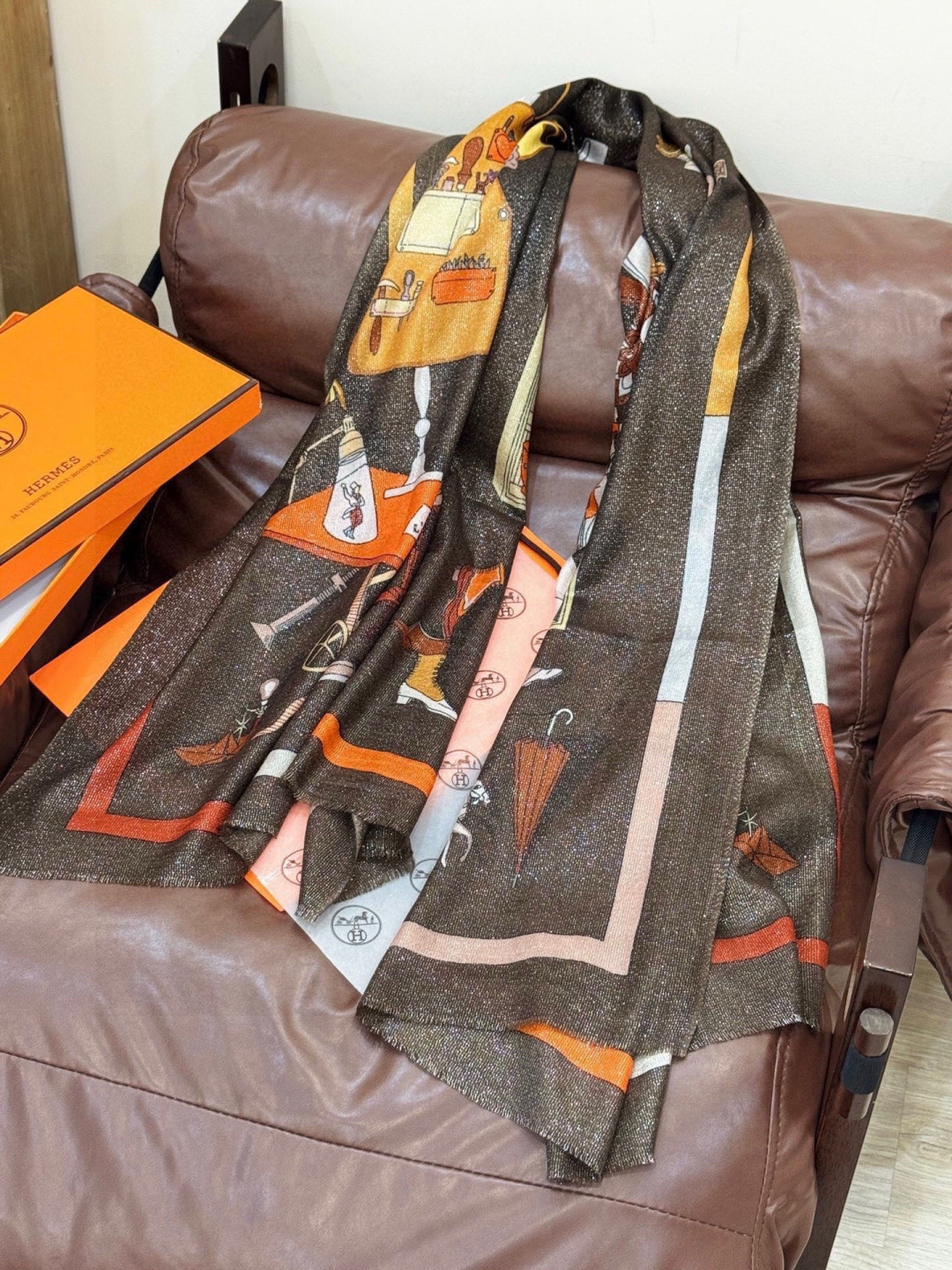 “精巧错觉”~Hermes （会发光发亮的围巾）轻盈、大胆和无穷无尽的俏皮感在方巾中交织碰撞，让自己沉浸