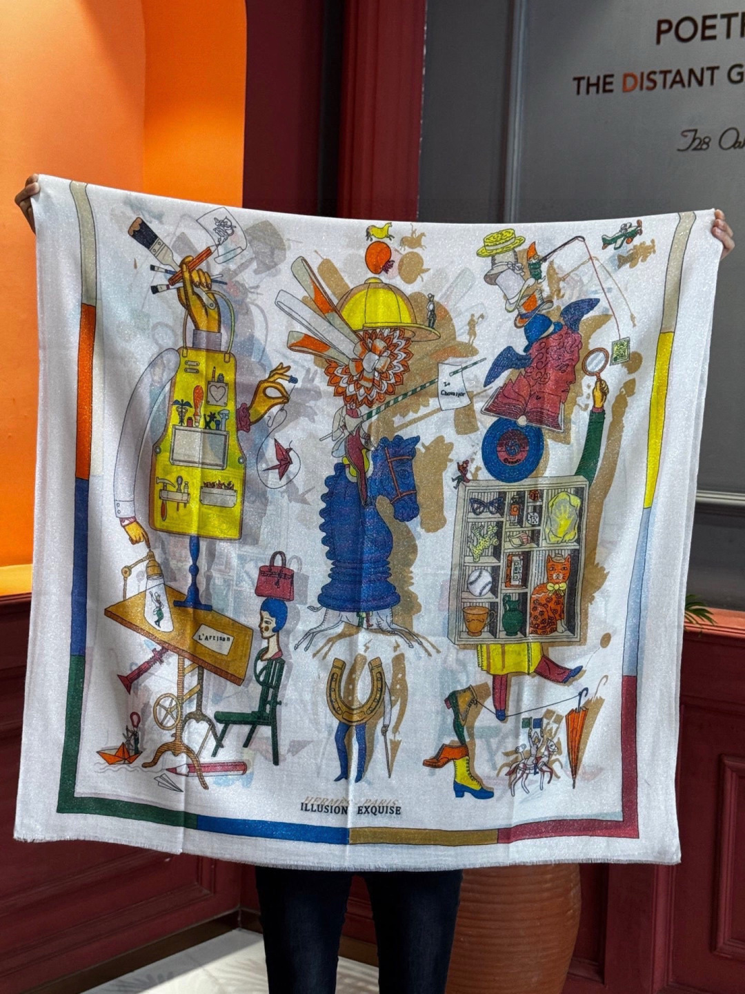 “精巧错觉”~Hermes （会发光发亮的围巾）轻盈、大胆和无穷无尽的俏皮感在方巾中交织碰撞，让自己沉浸