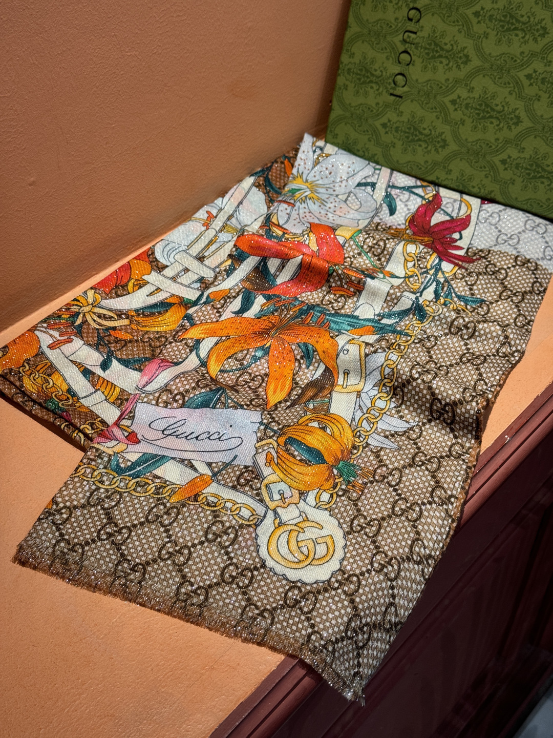 Gucci花卉羊绒围巾~超级抬气色！高级女人味！】羊绒围巾也能这么美！！！Gucci这款双面花卉羊绒围巾