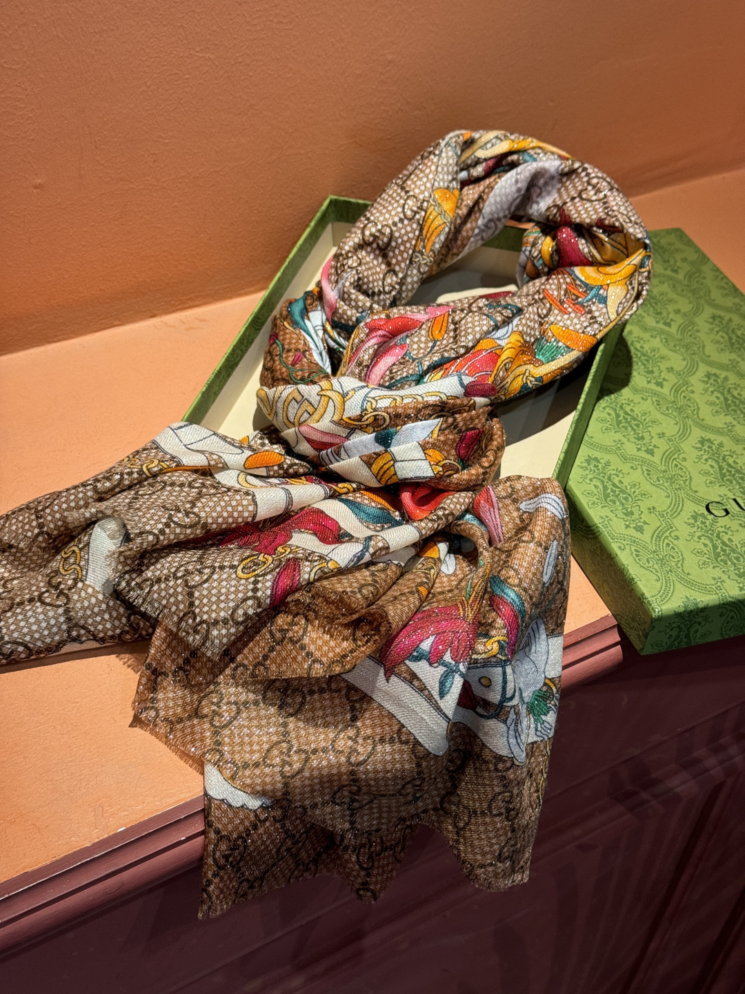 Gucci花卉羊绒围巾~超级抬气色！高级女人味！】羊绒围巾也能这么美！！！Gucci这款双面花卉羊绒围巾