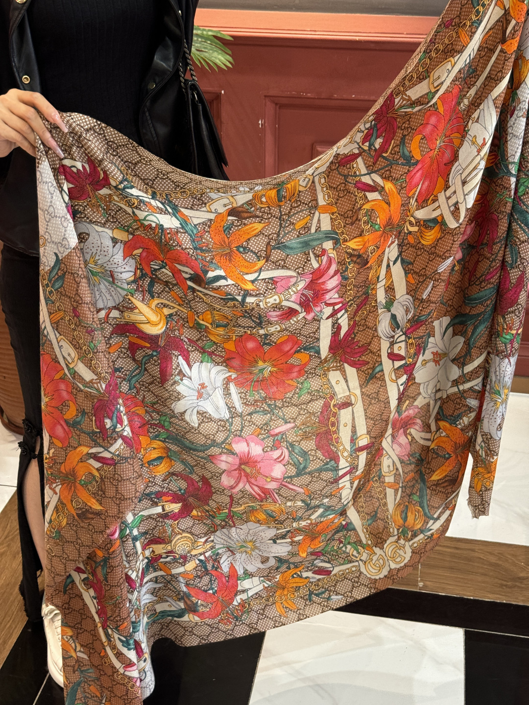 Gucci花卉羊绒围巾~超级抬气色！高级女人味！】羊绒围巾也能这么美！！！Gucci这款双面花卉羊绒围巾