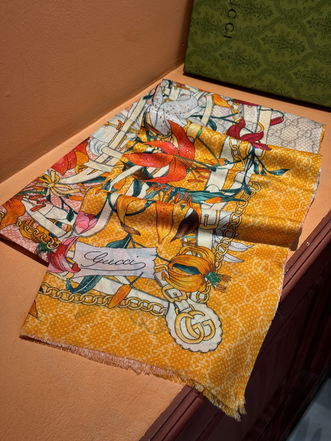 Gucci花卉羊绒围巾~超级抬气色！高级女人味！】羊绒围巾也能这么美！！！Gucci这款双面花卉羊绒围巾