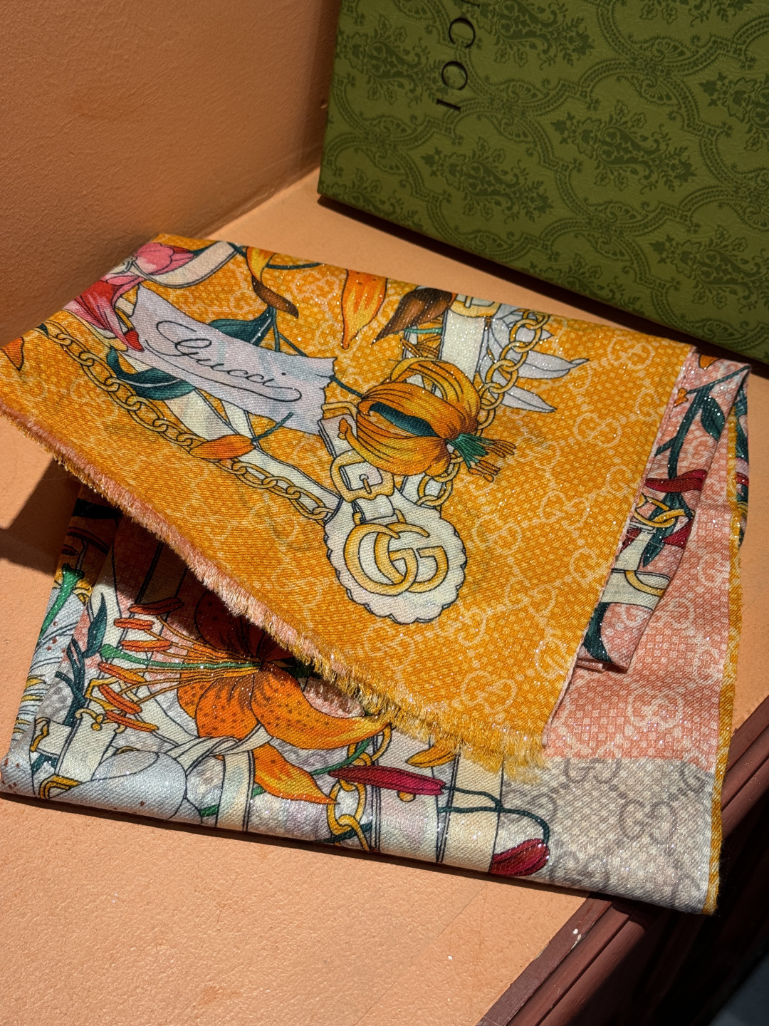 Gucci花卉羊绒围巾~超级抬气色！高级女人味！】羊绒围巾也能这么美！！！Gucci这款双面花卉羊绒围巾