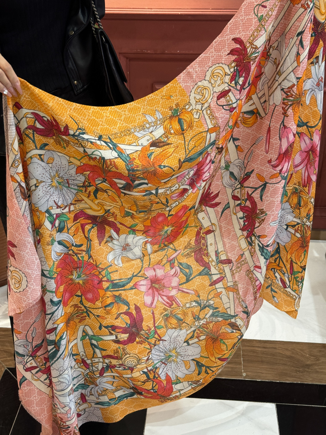 Gucci花卉羊绒围巾~超级抬气色！高级女人味！】羊绒围巾也能这么美！！！Gucci这款双面花卉羊绒围巾