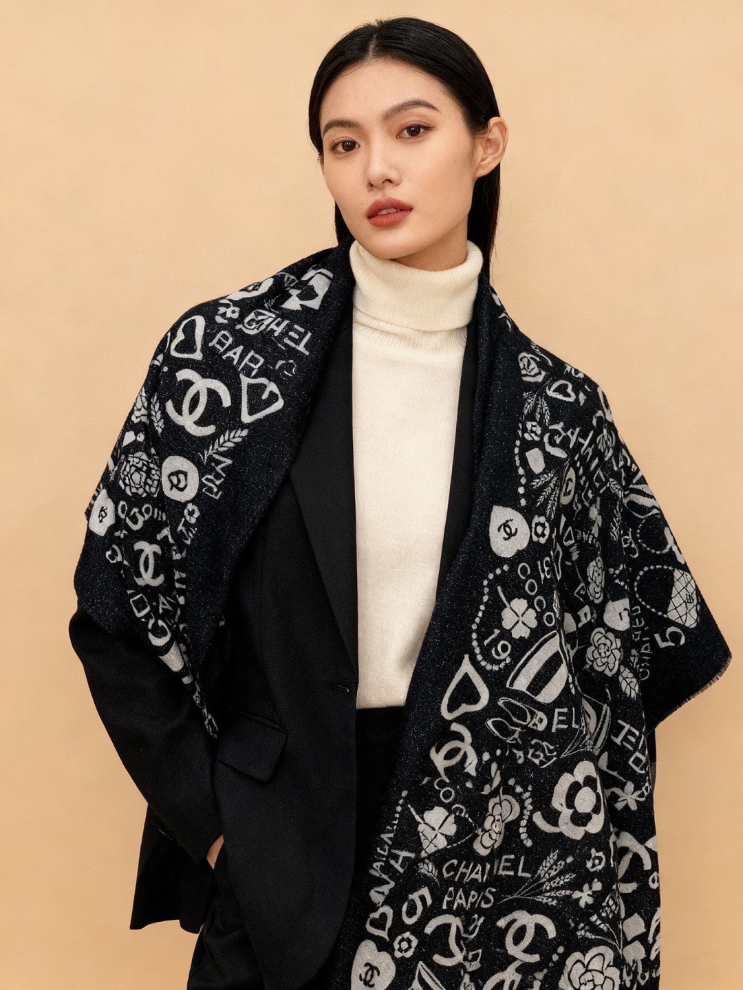 上新🌟 会发光发亮的围巾 💄💋新款客供银线💖羊绒面料长巾 😘美翻了[流泪]【小香银线图标】，御用殿堂级极