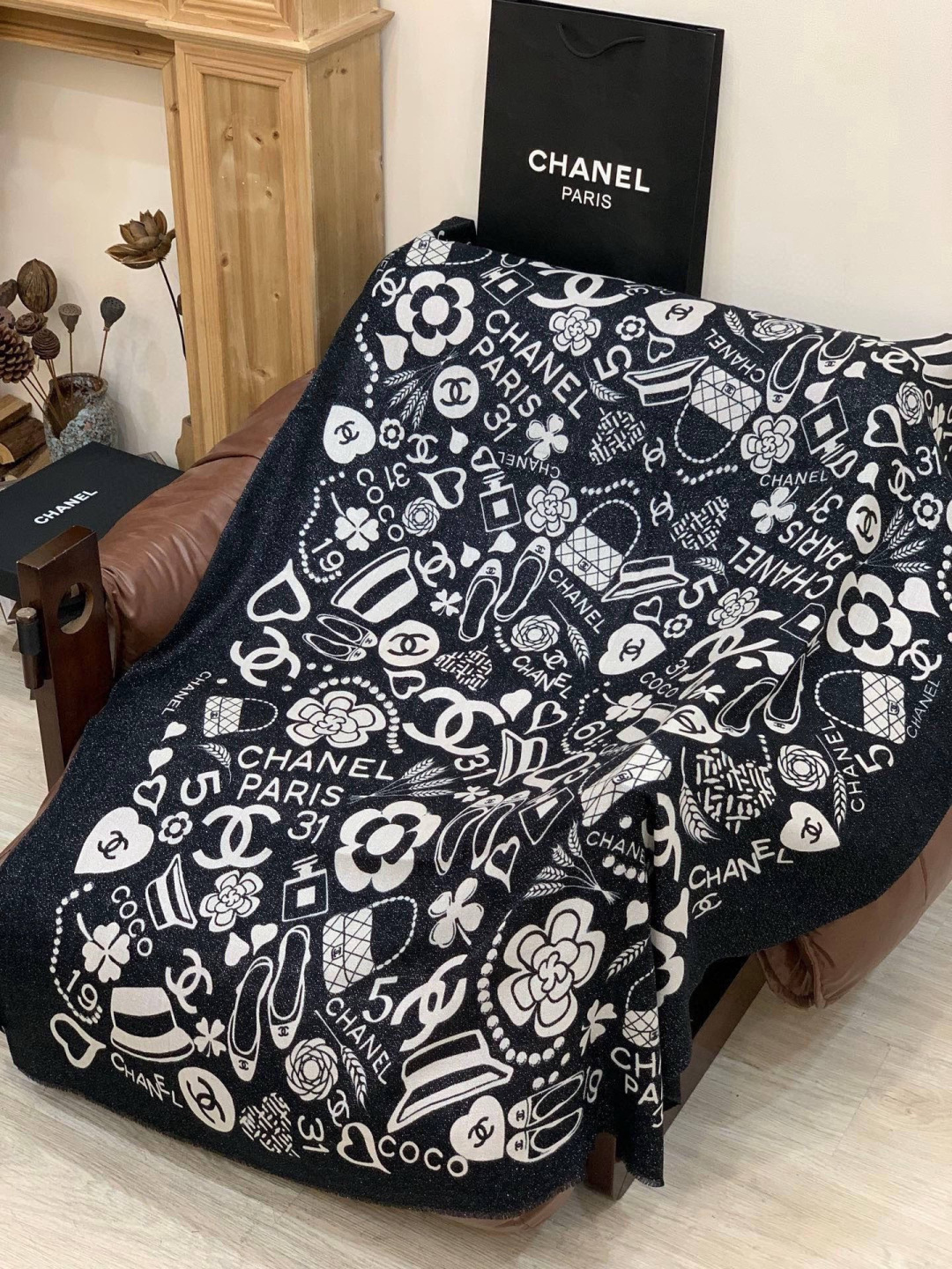 上新🌟 会发光发亮的围巾 💄💋新款客供银线💖羊绒面料长巾 😘美翻了[流泪]【小香银线图标】，御用殿堂级极