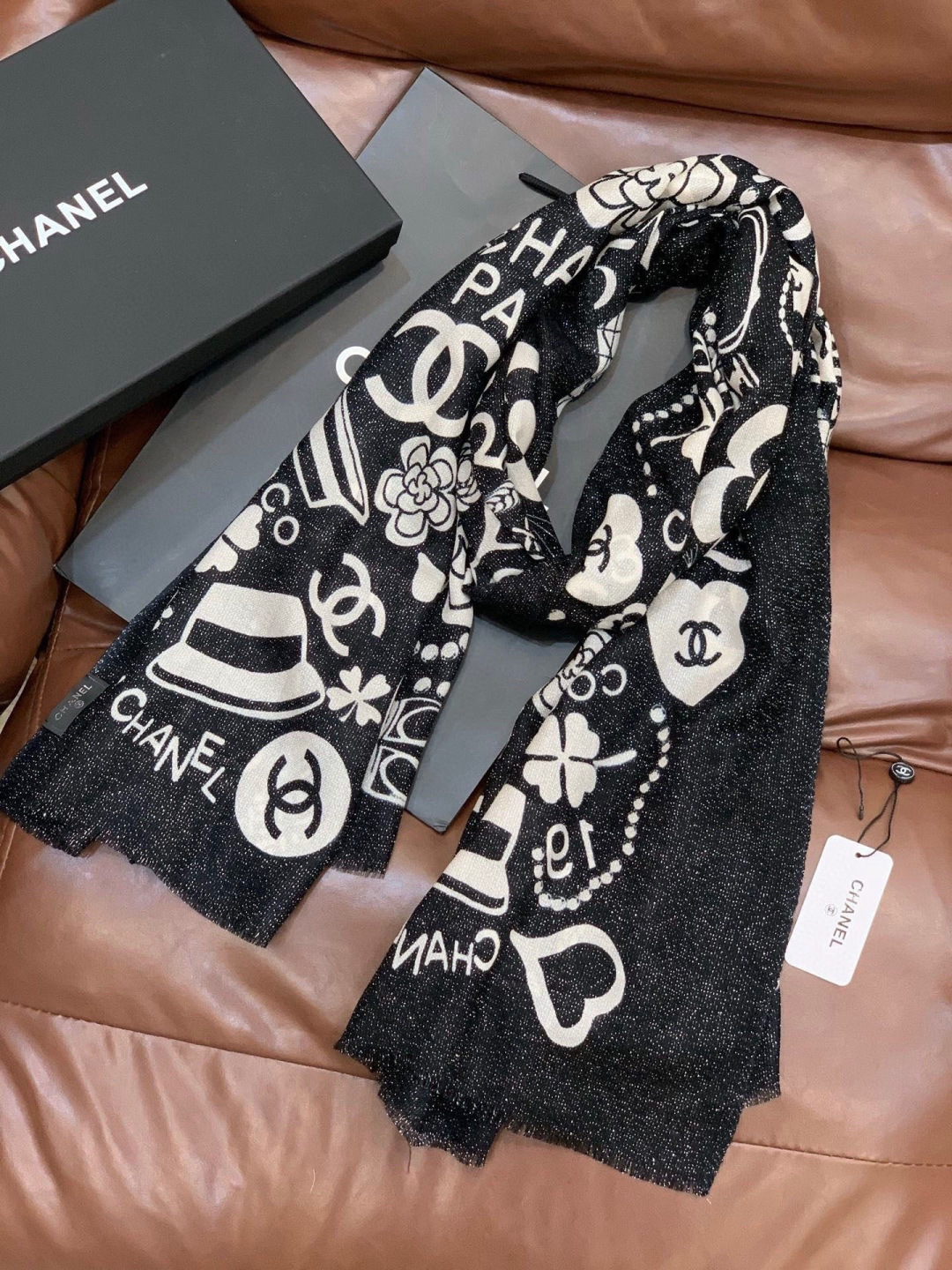 上新🌟 会发光发亮的围巾 💄💋新款客供银线💖羊绒面料长巾 😘美翻了[流泪]【小香银线图标】，御用殿堂级极