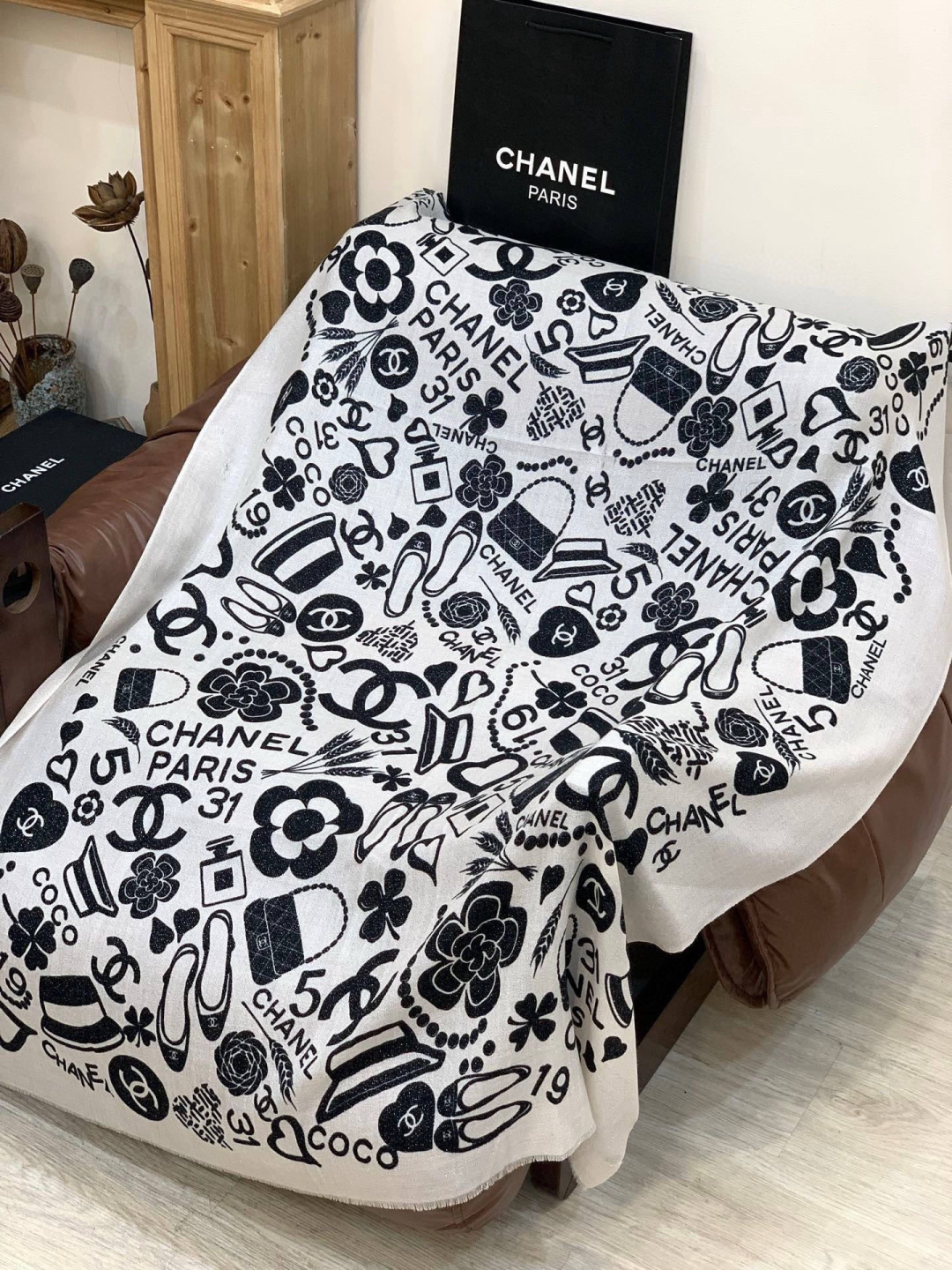 上新🌟 会发光发亮的围巾 💄💋新款客供银线💖羊绒面料长巾 😘美翻了[流泪]【小香银线图标】，御用殿堂级极