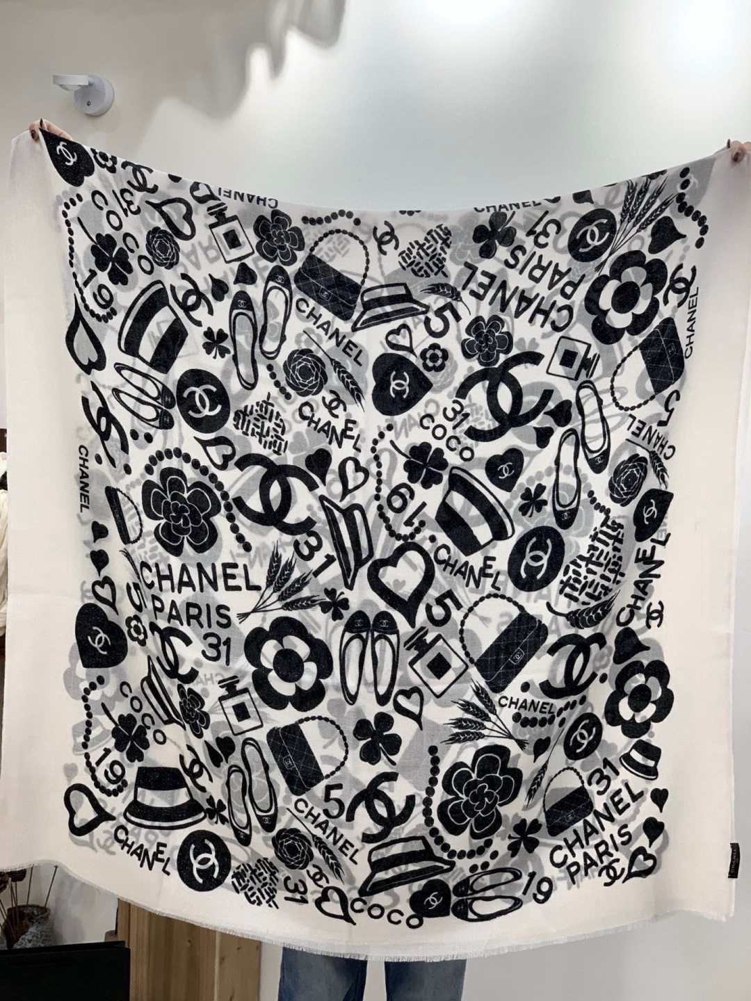 上新🌟 会发光发亮的围巾 💄💋新款客供银线💖羊绒面料长巾 😘美翻了[流泪]【小香银线图标】，御用殿堂级极