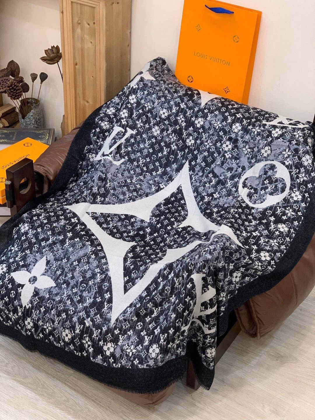 会发光发亮的围巾银丝羊绒长巾✨专柜同步‼️真心赞‼️驴家【L字母与花纹长巾】路易威登经典 Monogra