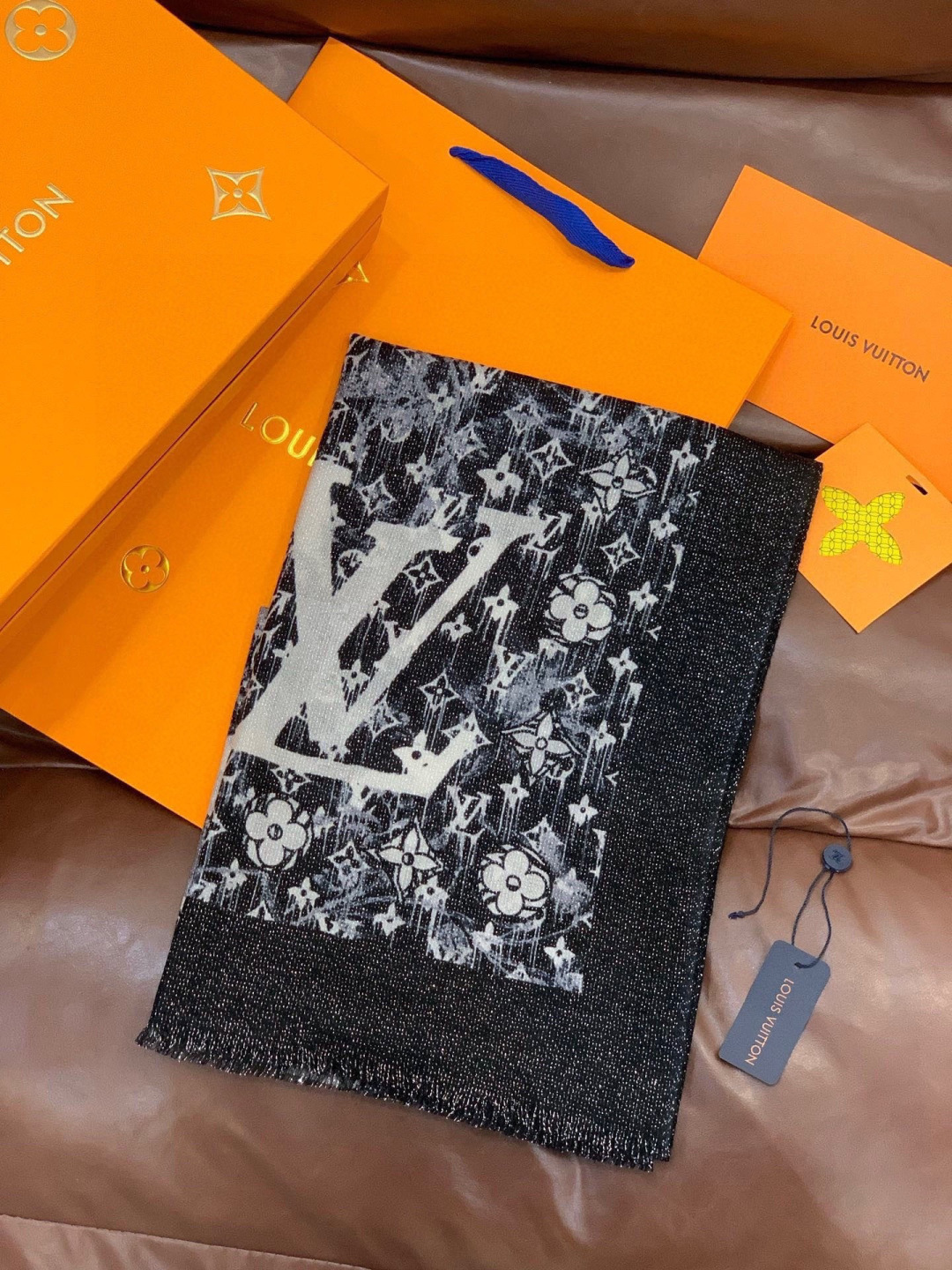 会发光发亮的围巾银丝羊绒长巾✨专柜同步‼️真心赞‼️驴家【L字母与花纹长巾】路易威登经典 Monogra