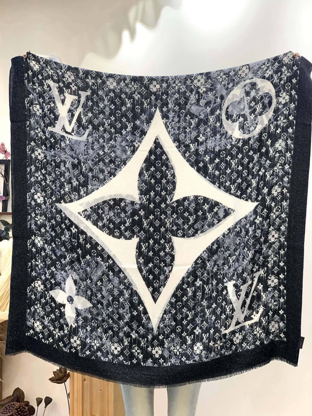 会发光发亮的围巾银丝羊绒长巾✨专柜同步‼️真心赞‼️驴家【L字母与花纹长巾】路易威登经典 Monogra