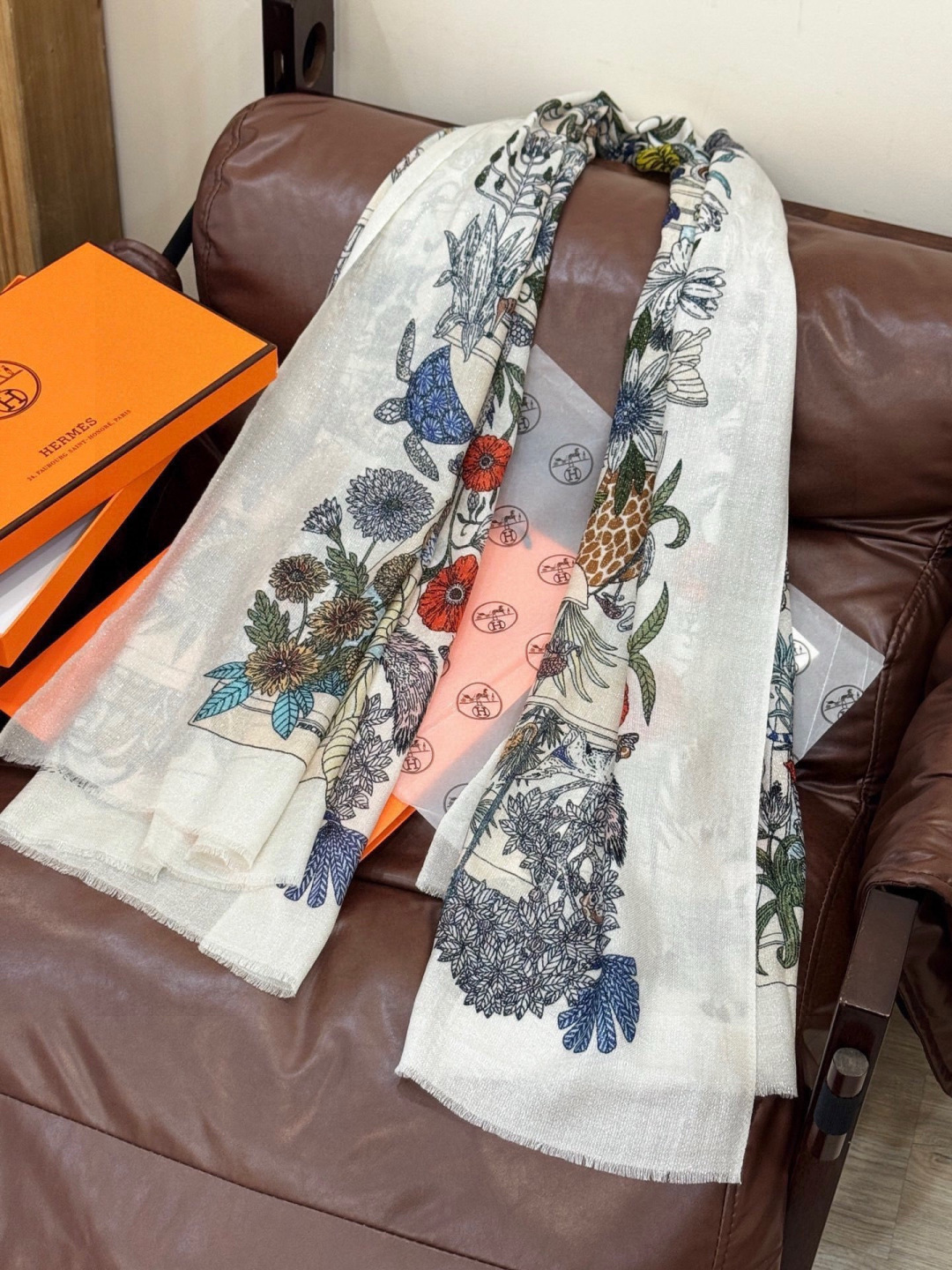 会发光发亮的围巾 羊绒新款🆕👏买了都说好看‼️推荐💕爱马仕双面同色羊绒方巾，【奇珍乐园】顶级工艺超值‼️