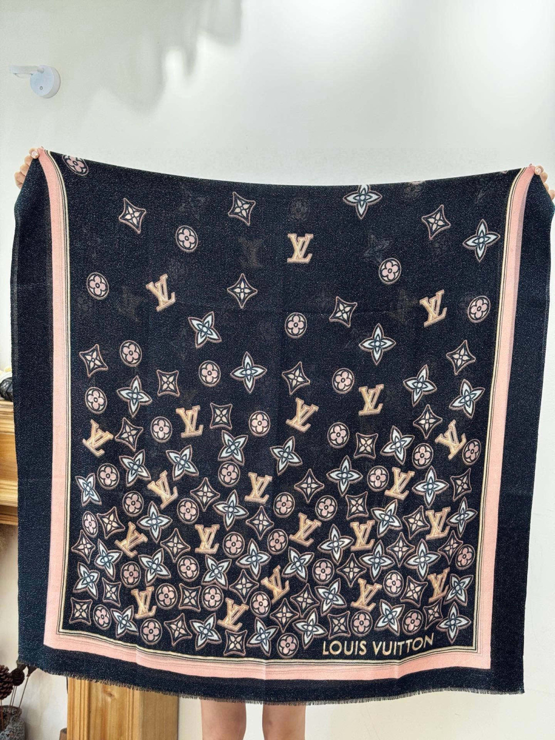 会发光发亮的围巾and Away 系列，致意路易威登的旅行传承。描绘 Monogram 载着路易威登手袋