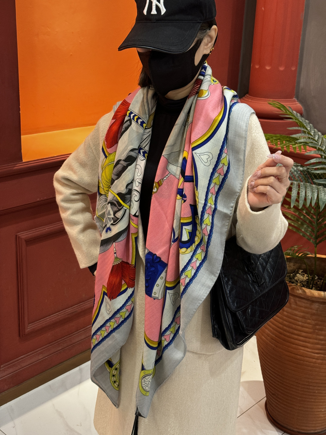 【双面同色】原单爱马仕140cm丝绒方巾💕 甜蜜的鞍具，装饰家芳登和佩西耶设计的一款餐盘增添骑士般的浪漫